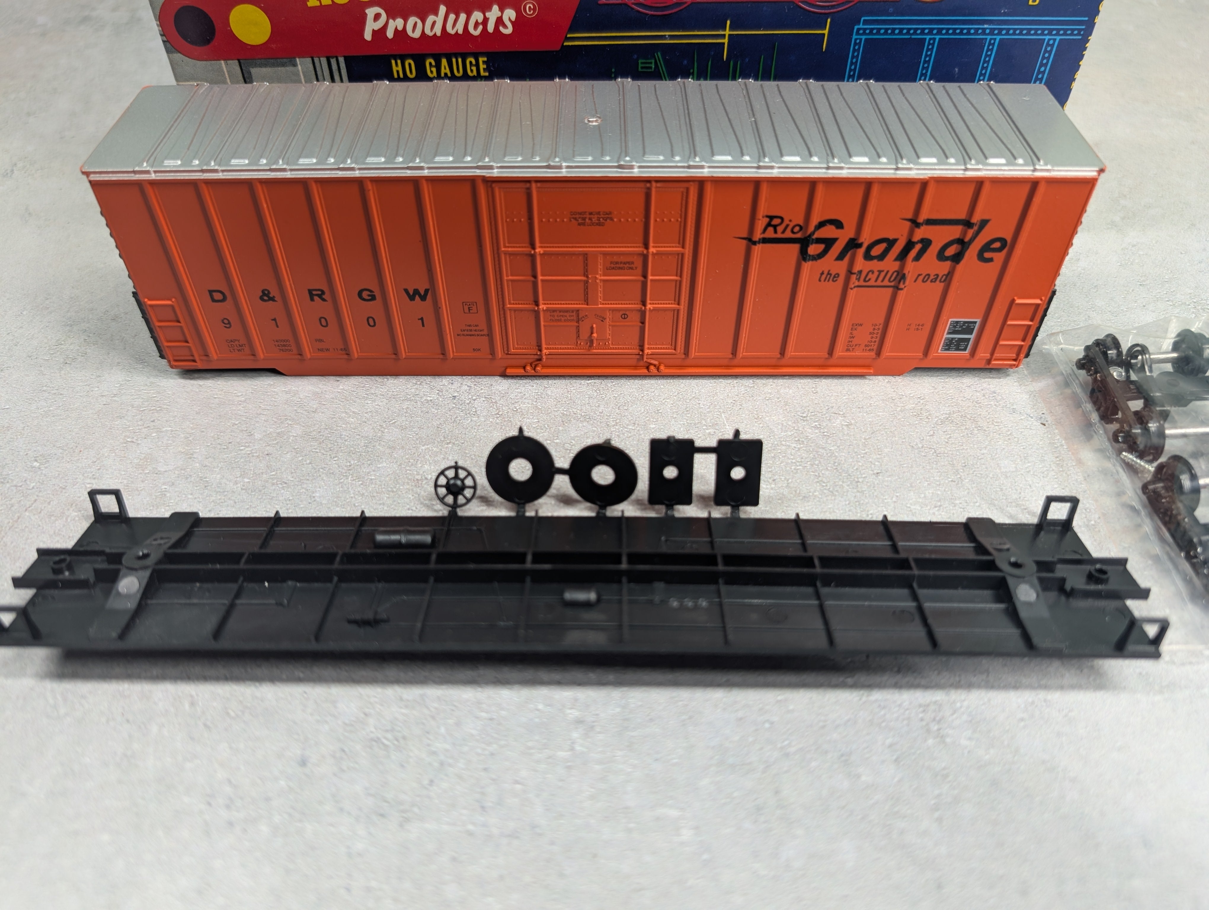 USED Roundhouse 3228 HO Scale 50' Hi-Cube Rib-Side Box Car Rio Grande D&RGW #91001 KIT