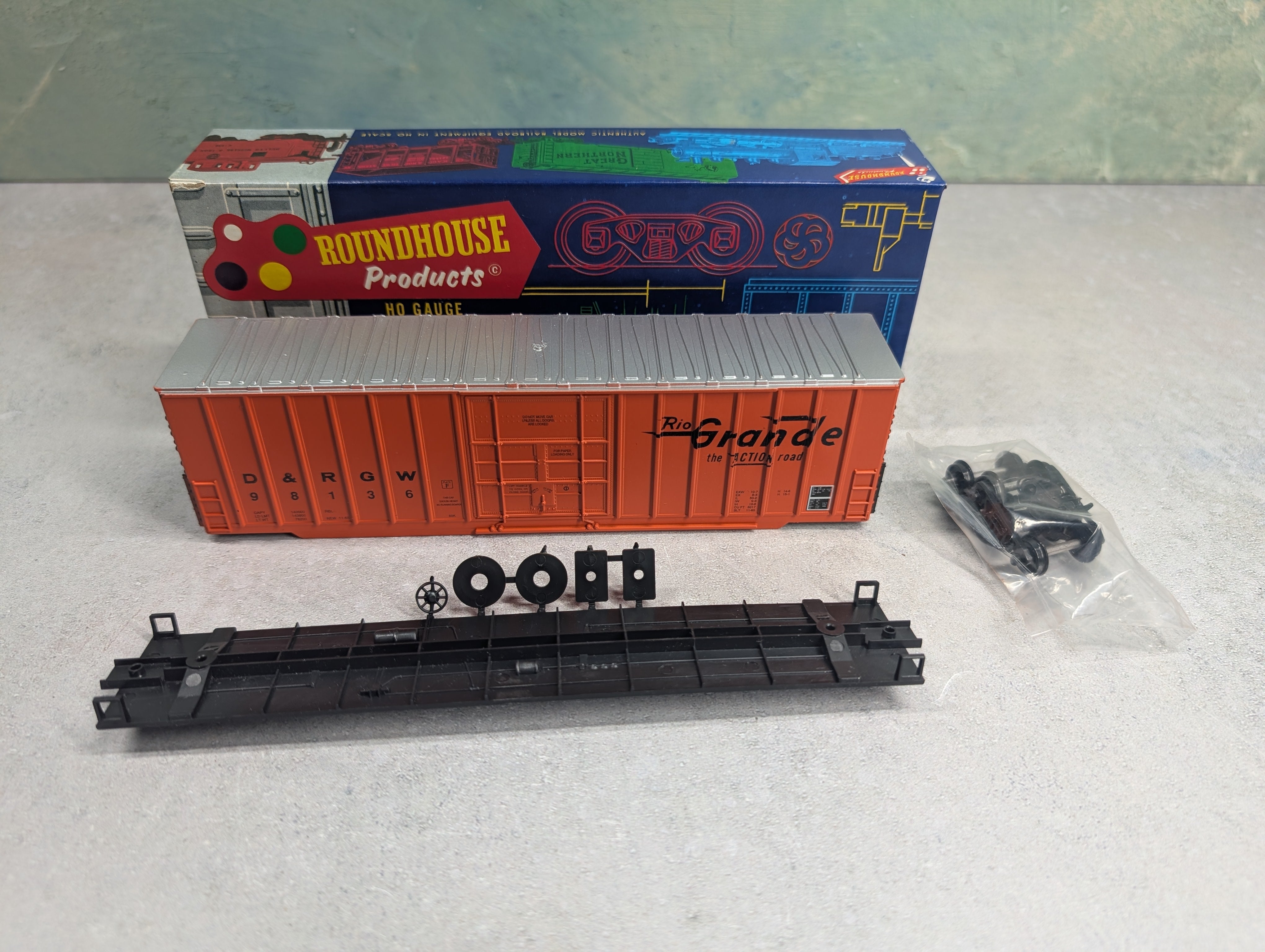 USED Roundhouse 3228 HO Scale 50' Hi-Cube Rib-Side Box Car Rio Grande D&RGW #98136 KIT