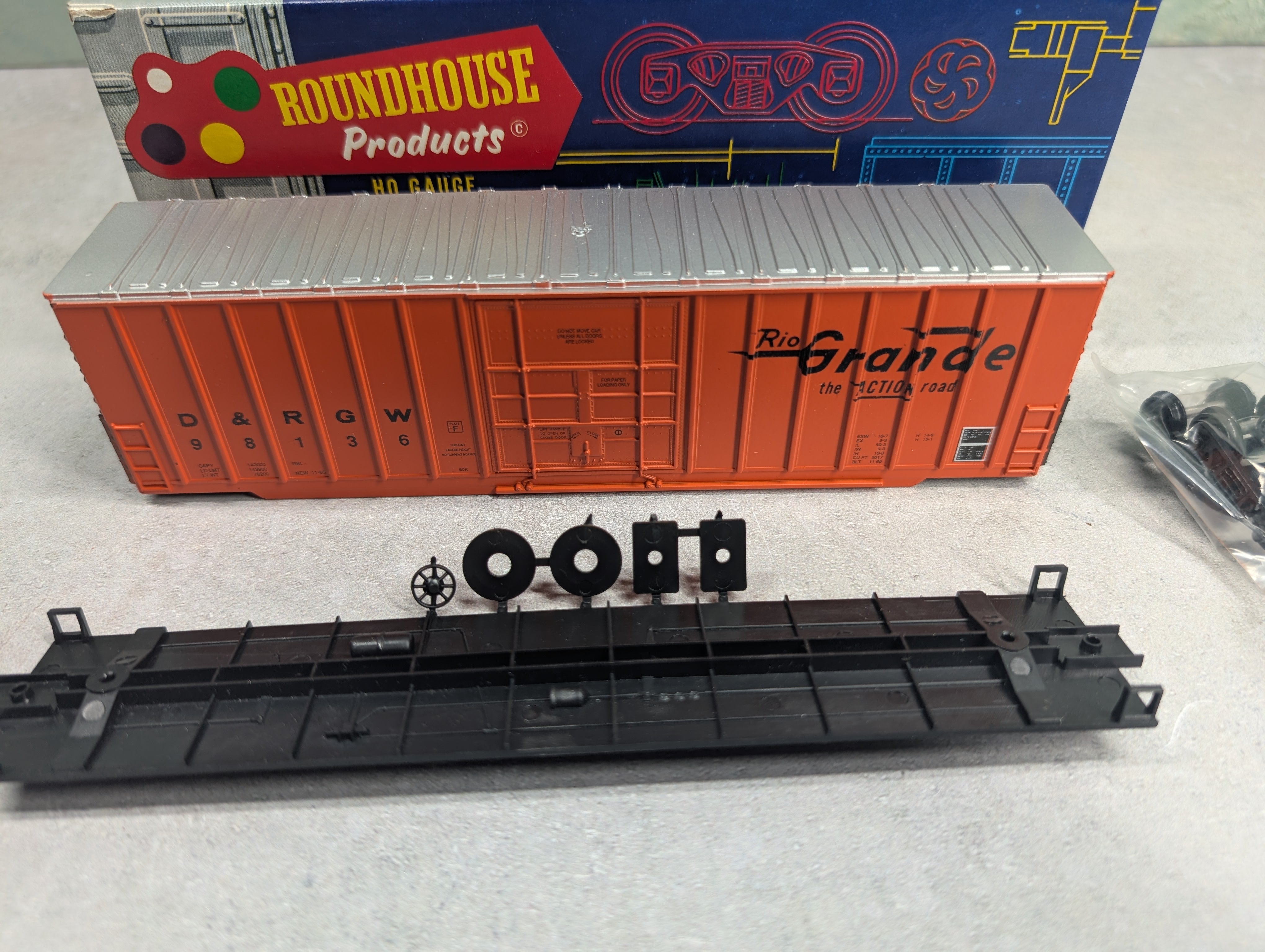 USED Roundhouse 3228 HO Scale 50' Hi-Cube Rib-Side Box Car Rio Grande D&RGW #98136 KIT