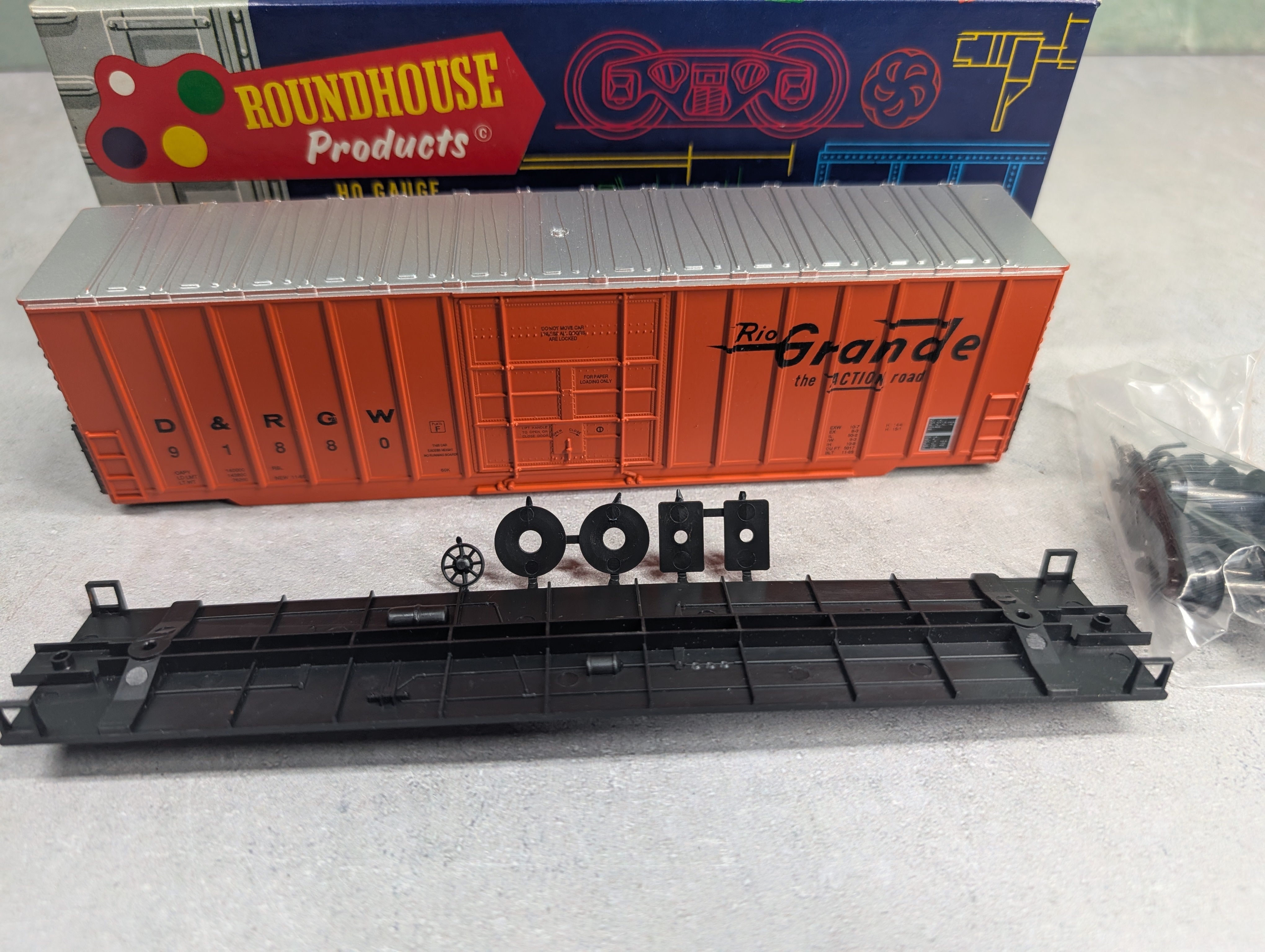 USED Roundhouse 3228 HO Scale 50' Hi-Cube Rib-Side Box Car Rio Grande D&RGW #91880 KIT
