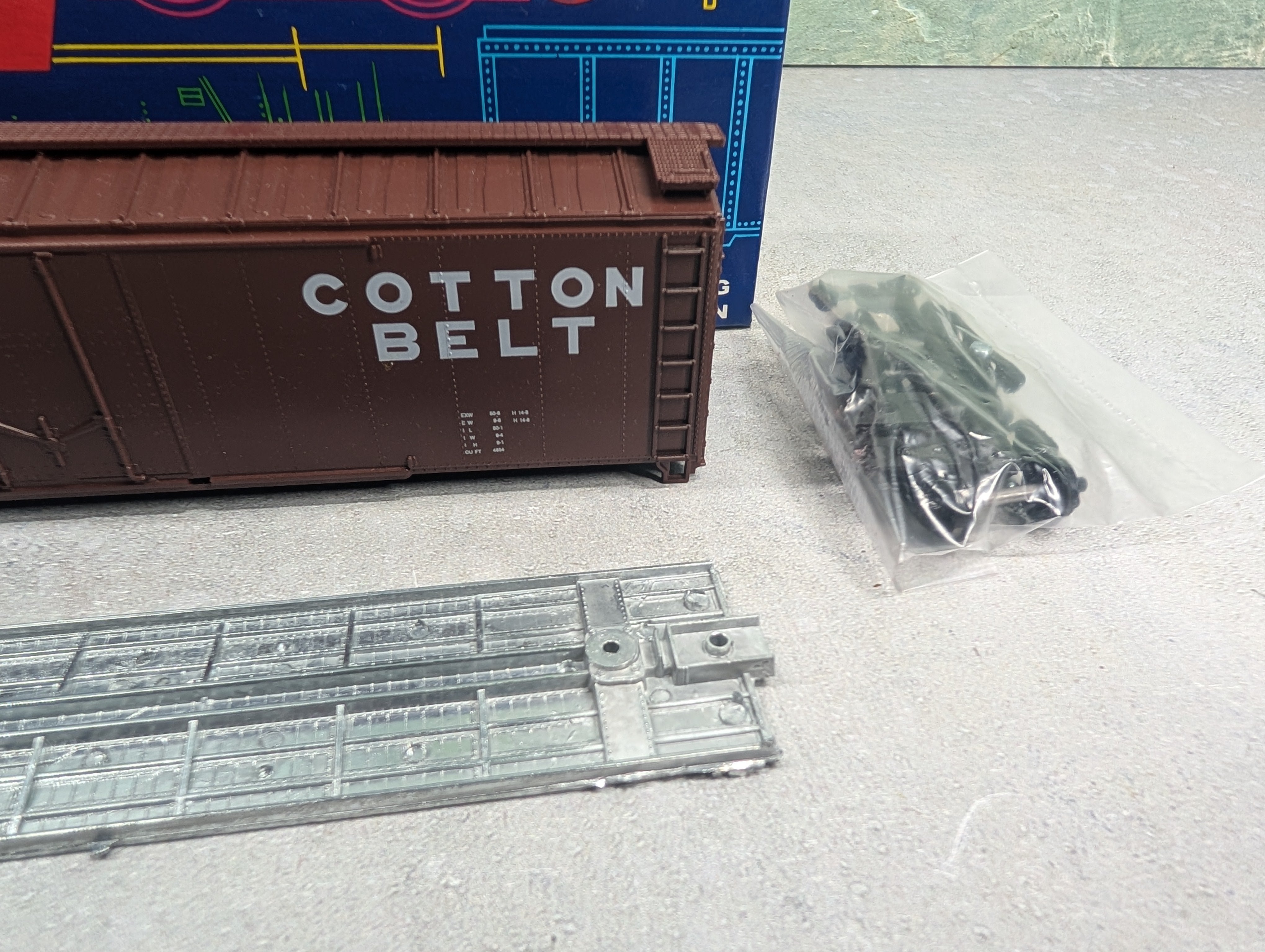 USED Roundhouse 7730 HO Scale 50' Plug Door Box Car Cotton Belt SSW #27581 KIT