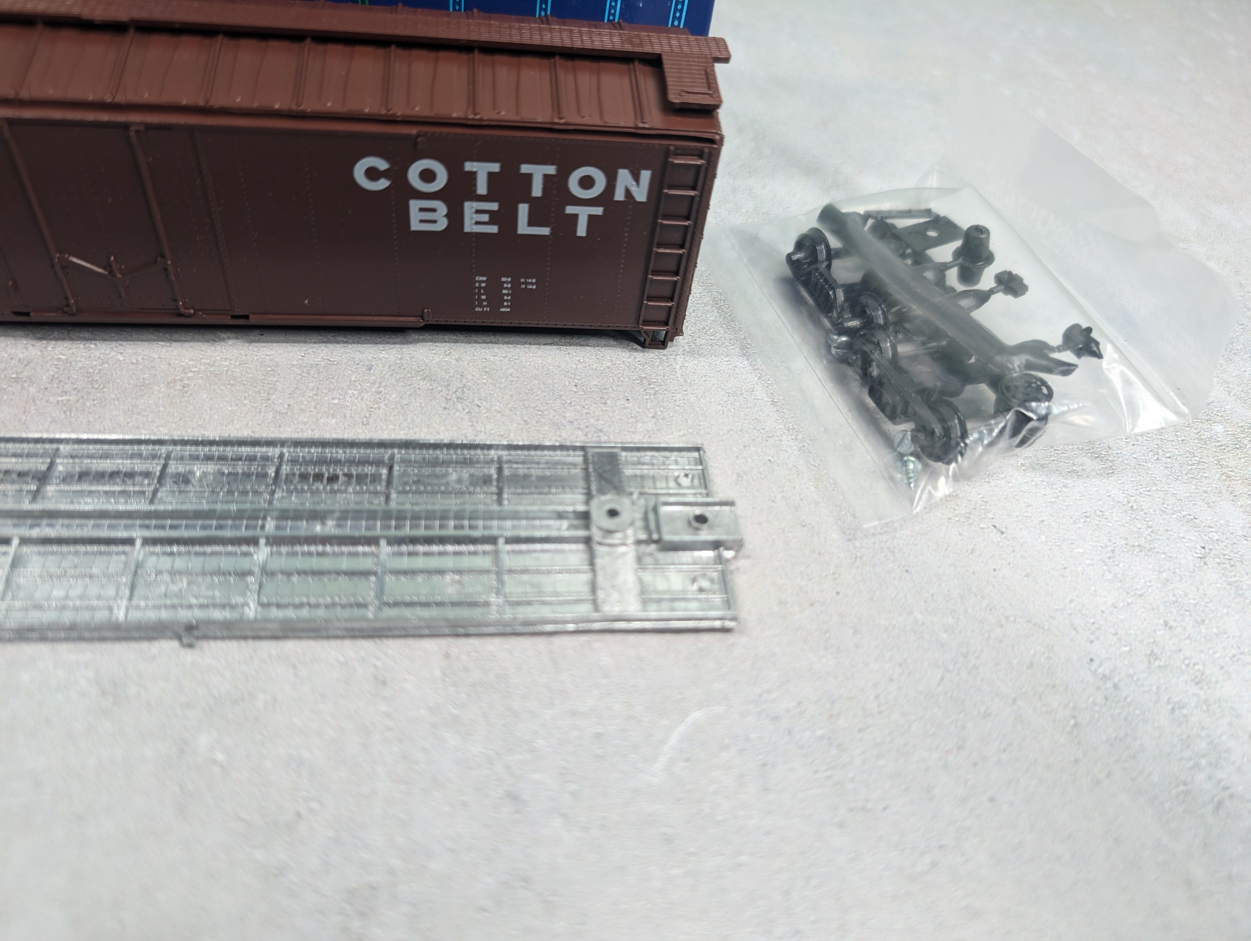 USED Roundhouse 7730 HO Scale 50' Plug Door Box Car Cotton Belt SSW #27585 KIT
