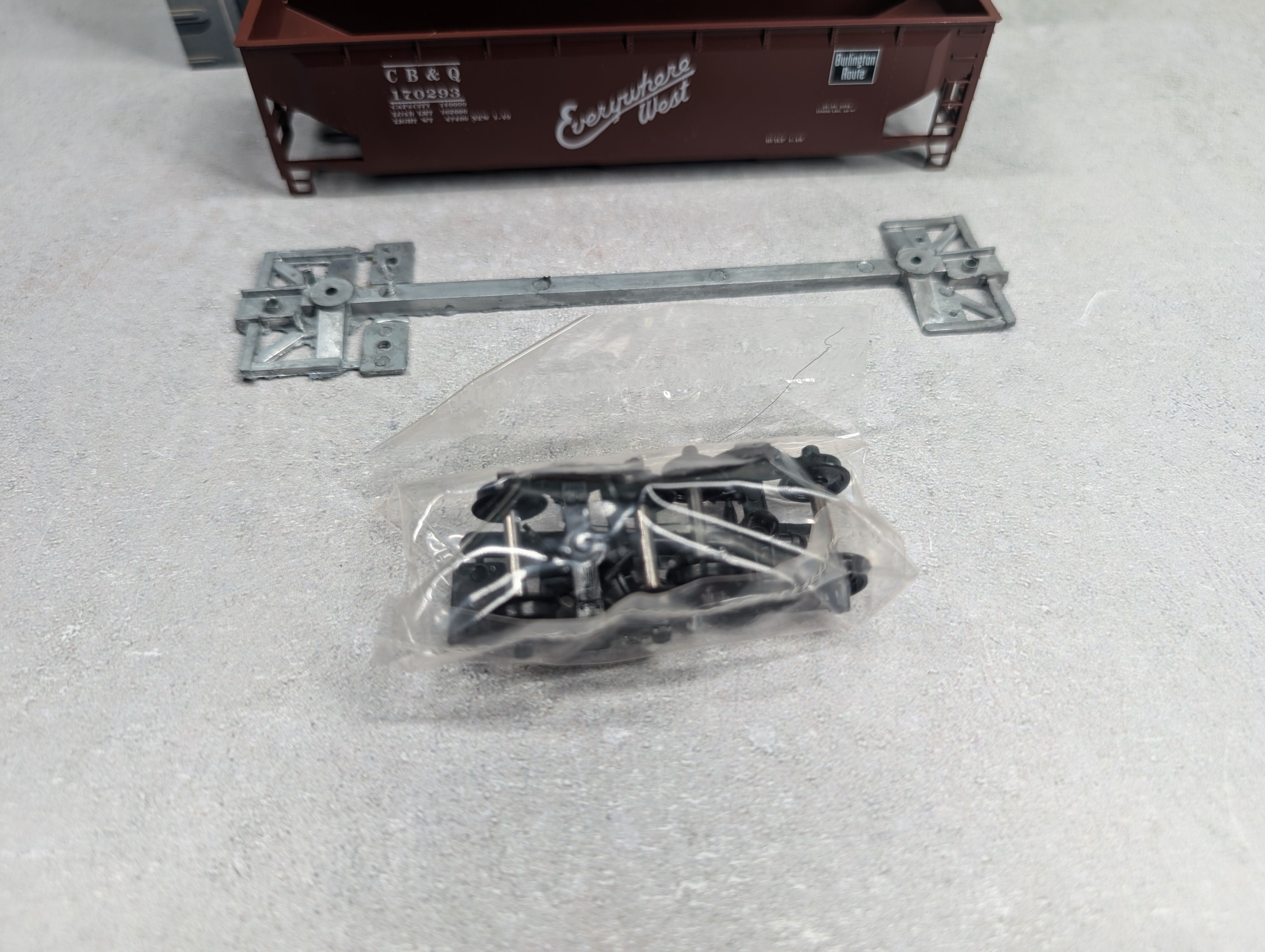 USED Roundhouse 1621 HO Scale 40' 3-Bay Offset Hopper Burlington CB&Q #170293 KIT