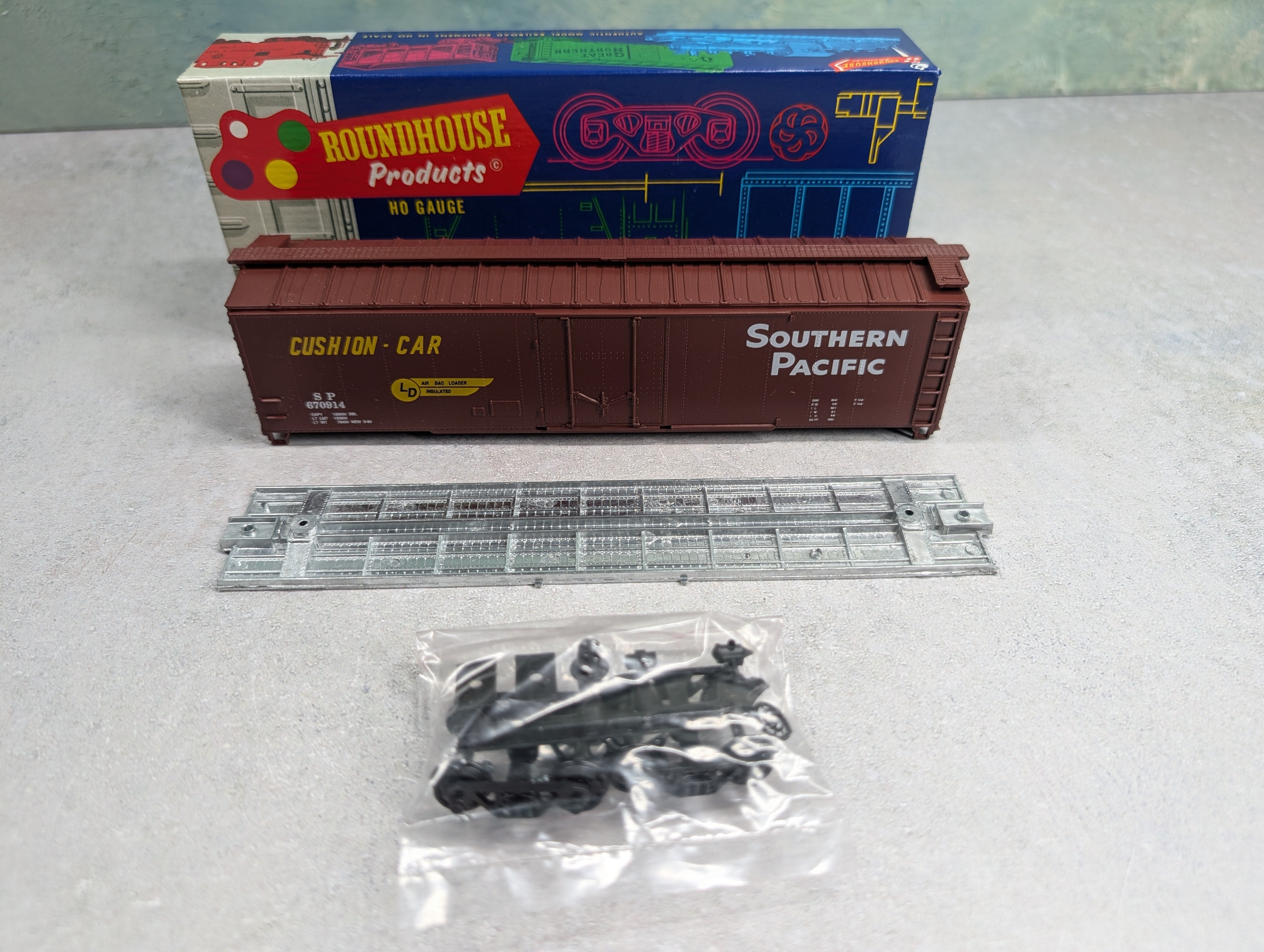 USED Roundhouse 7729 HO Scale 50' Plug Door Box Car Southern Pacific SP #670914 KIT