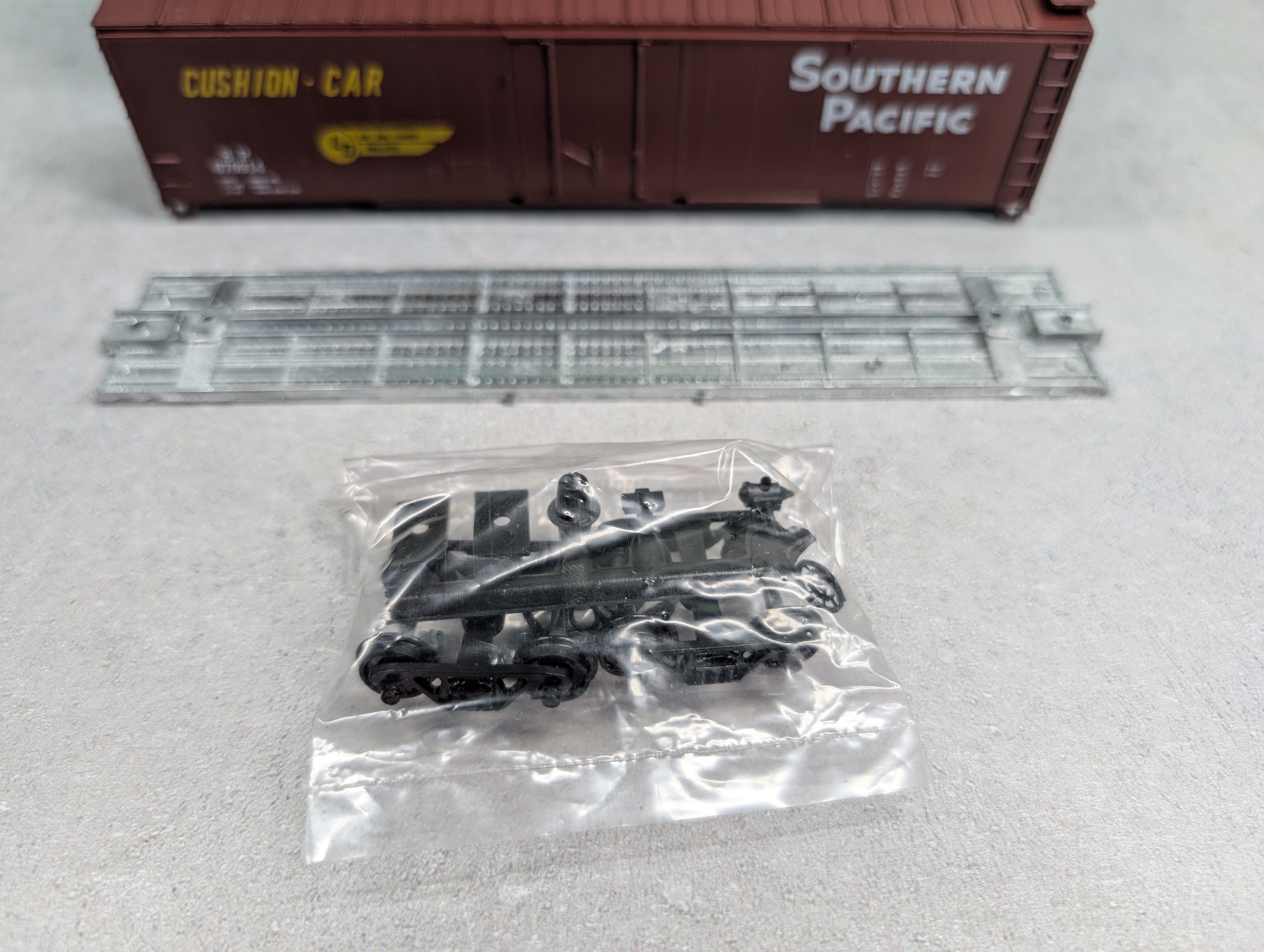 USED Roundhouse 7729 HO Scale 50' Plug Door Box Car Southern Pacific SP #670914 KIT
