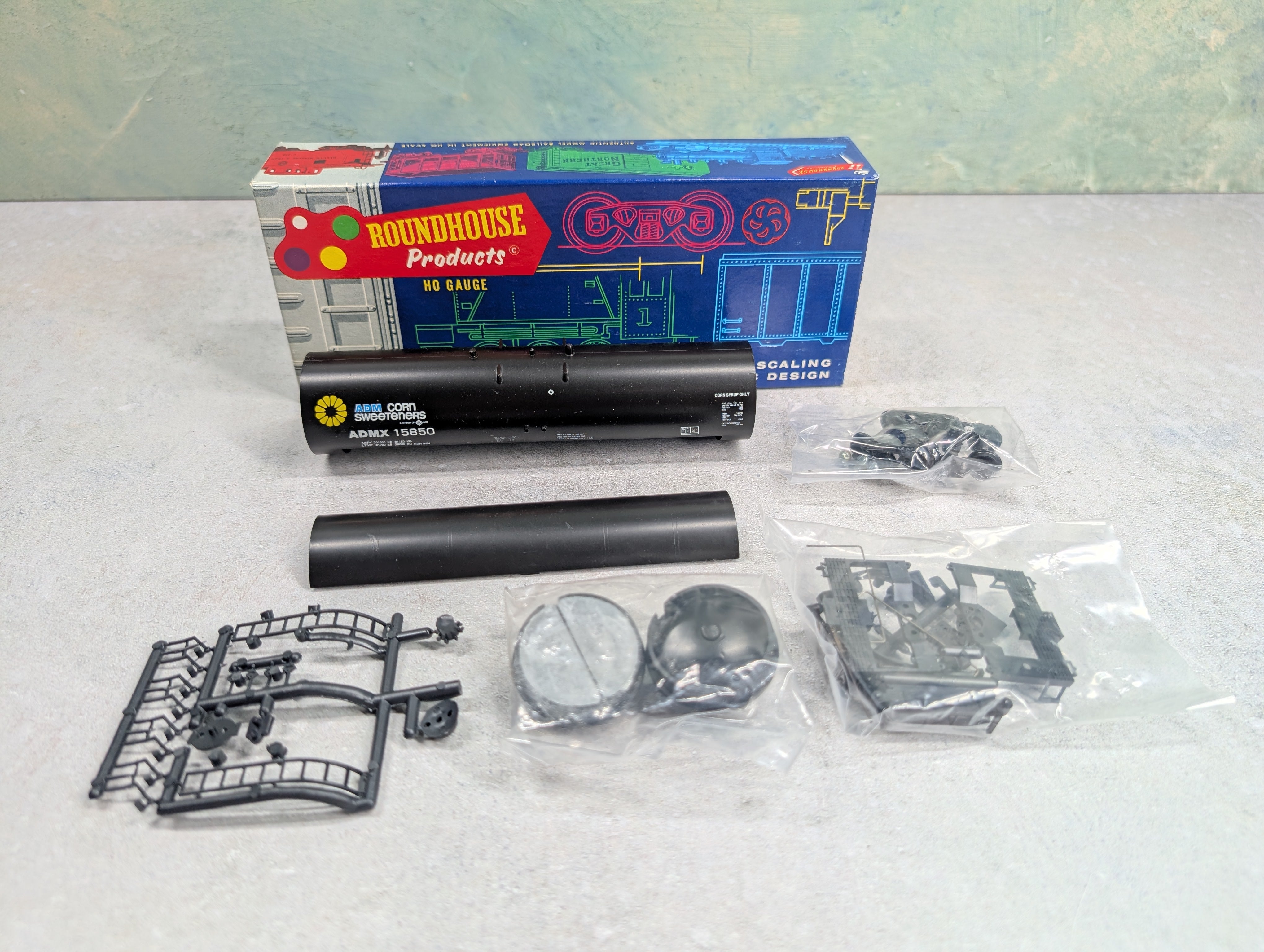 USED Roundhouse 3248 HO Scale 50' Tank Car ADM ADMX #15850 KIT