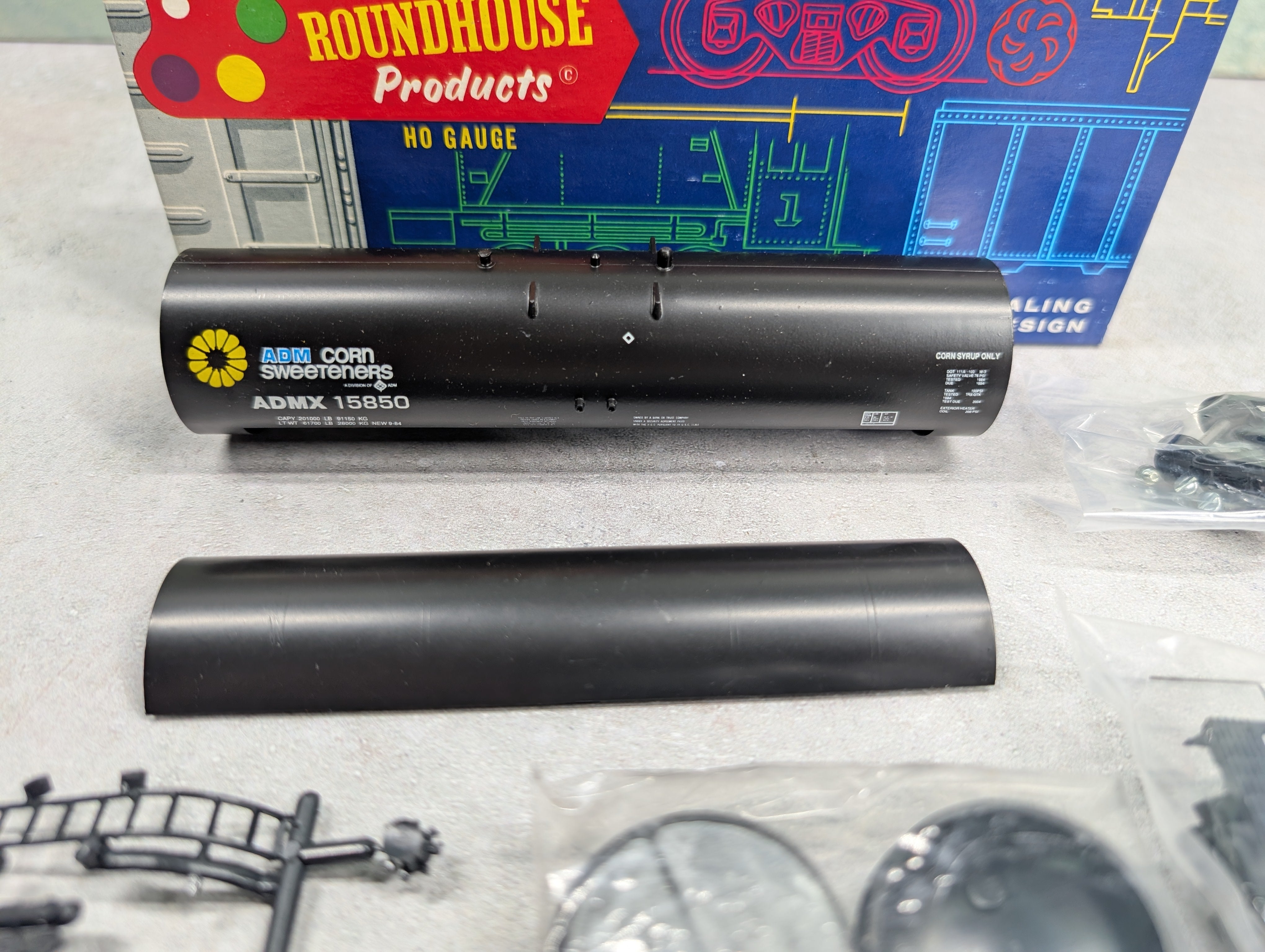 USED Roundhouse 3248 HO Scale 50' Tank Car ADM ADMX #15850 KIT