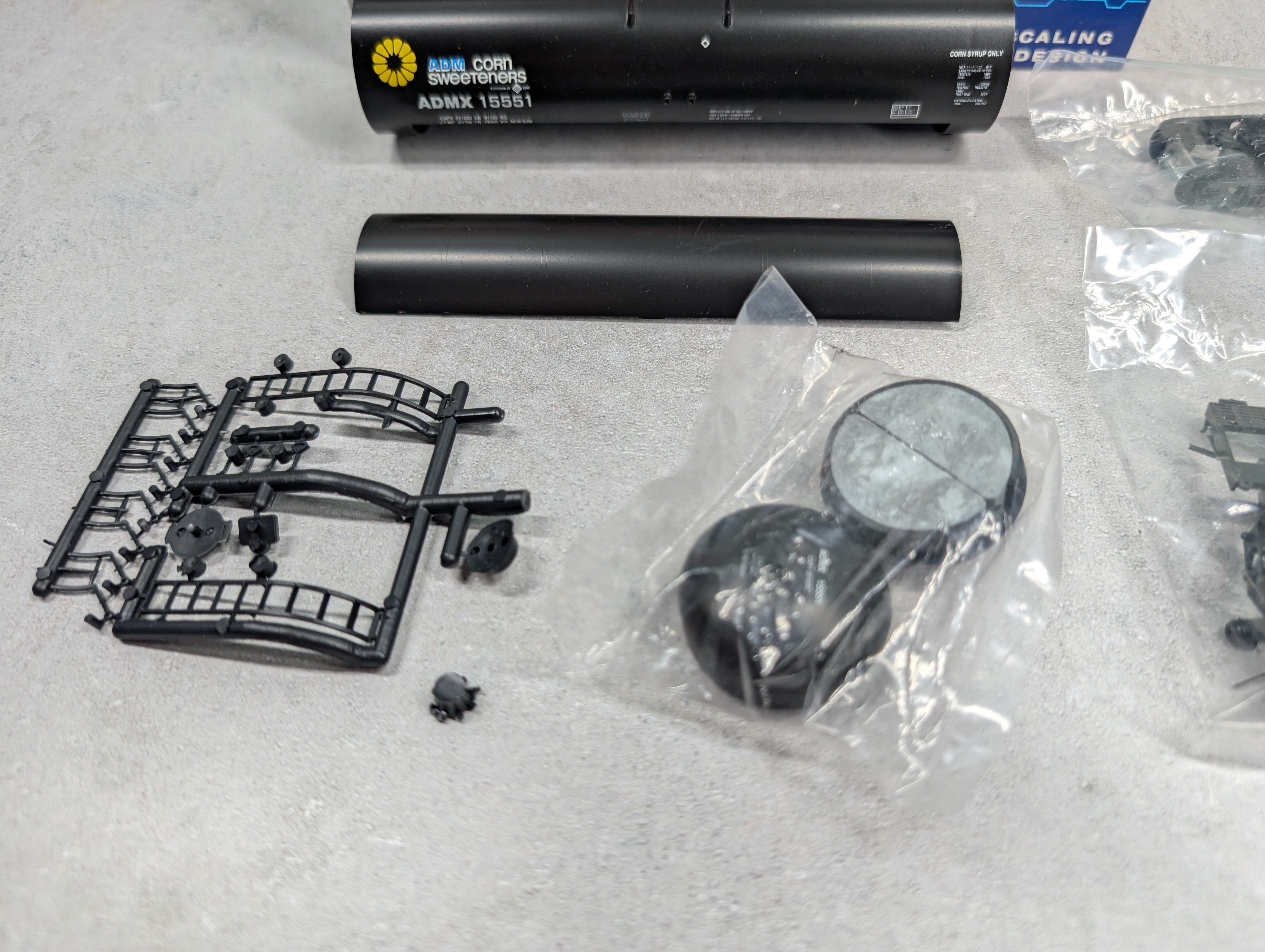 USED Roundhouse 3248 HO Scale 50' Tank Car ADM ADMX #15551 KIT