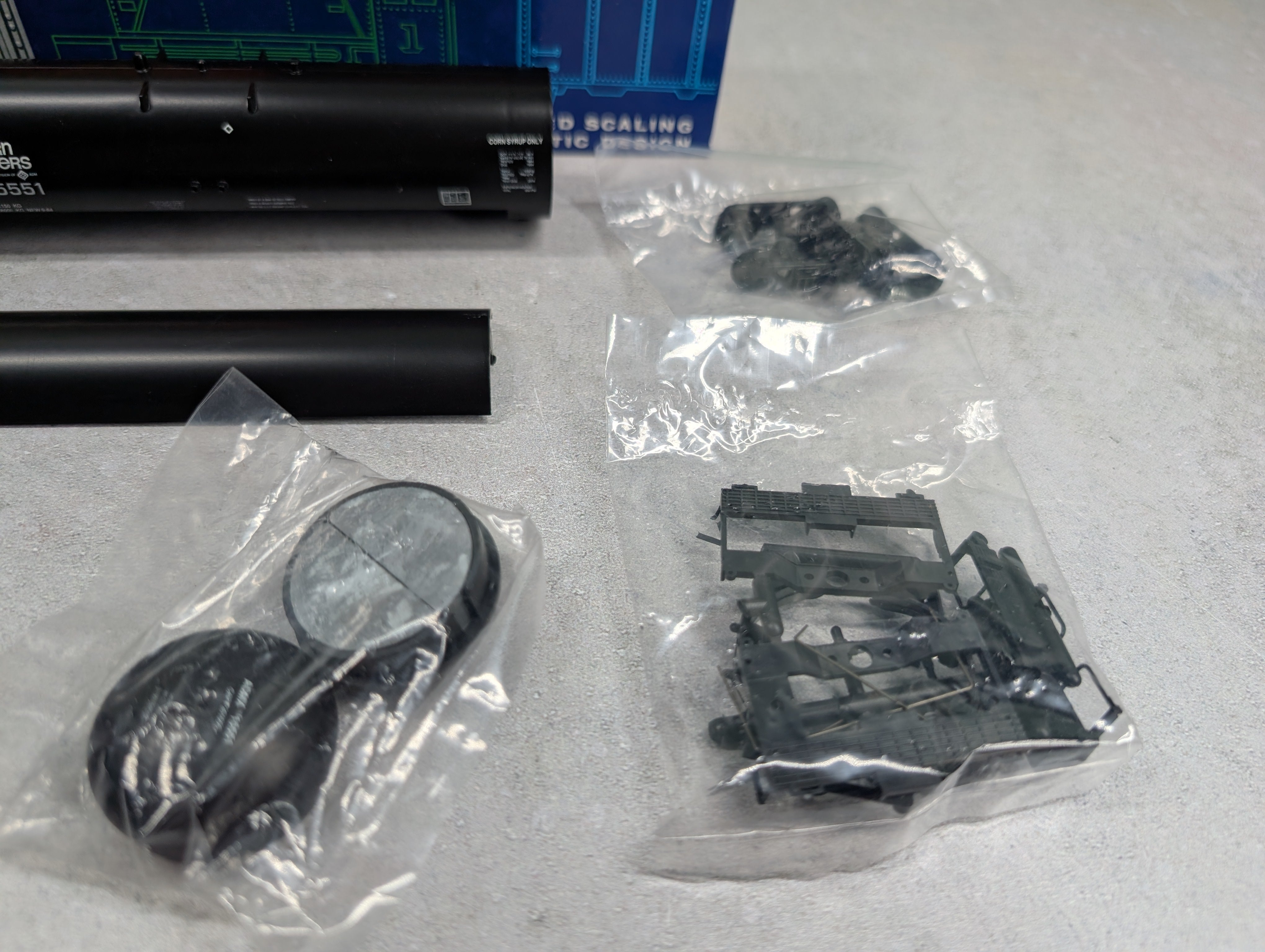 USED Roundhouse 3248 HO Scale 50' Tank Car ADM ADMX #15551 KIT