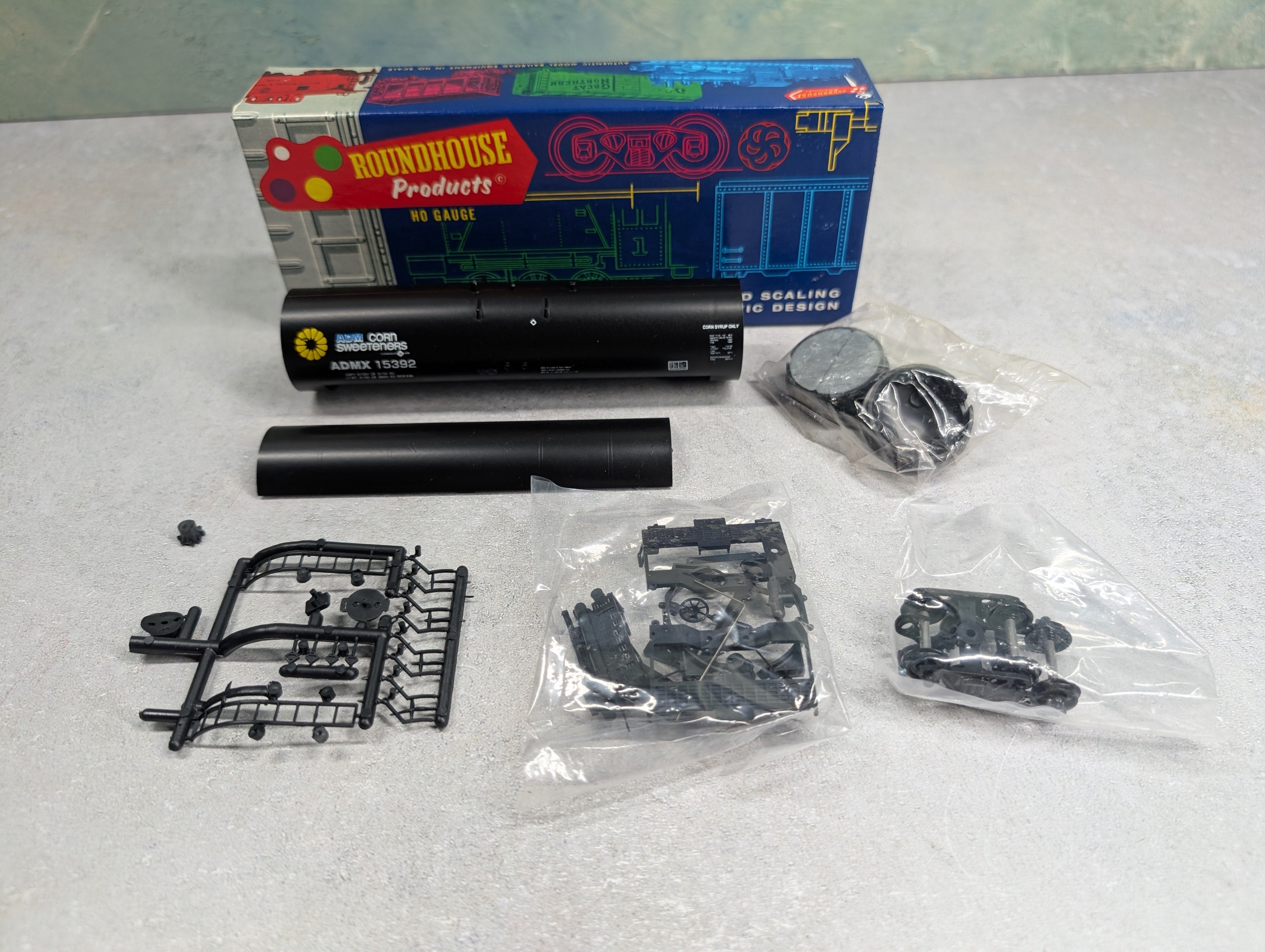 USED Roundhouse 3248 HO Scale 50' Tank Car ADM ADMX #15392 KIT