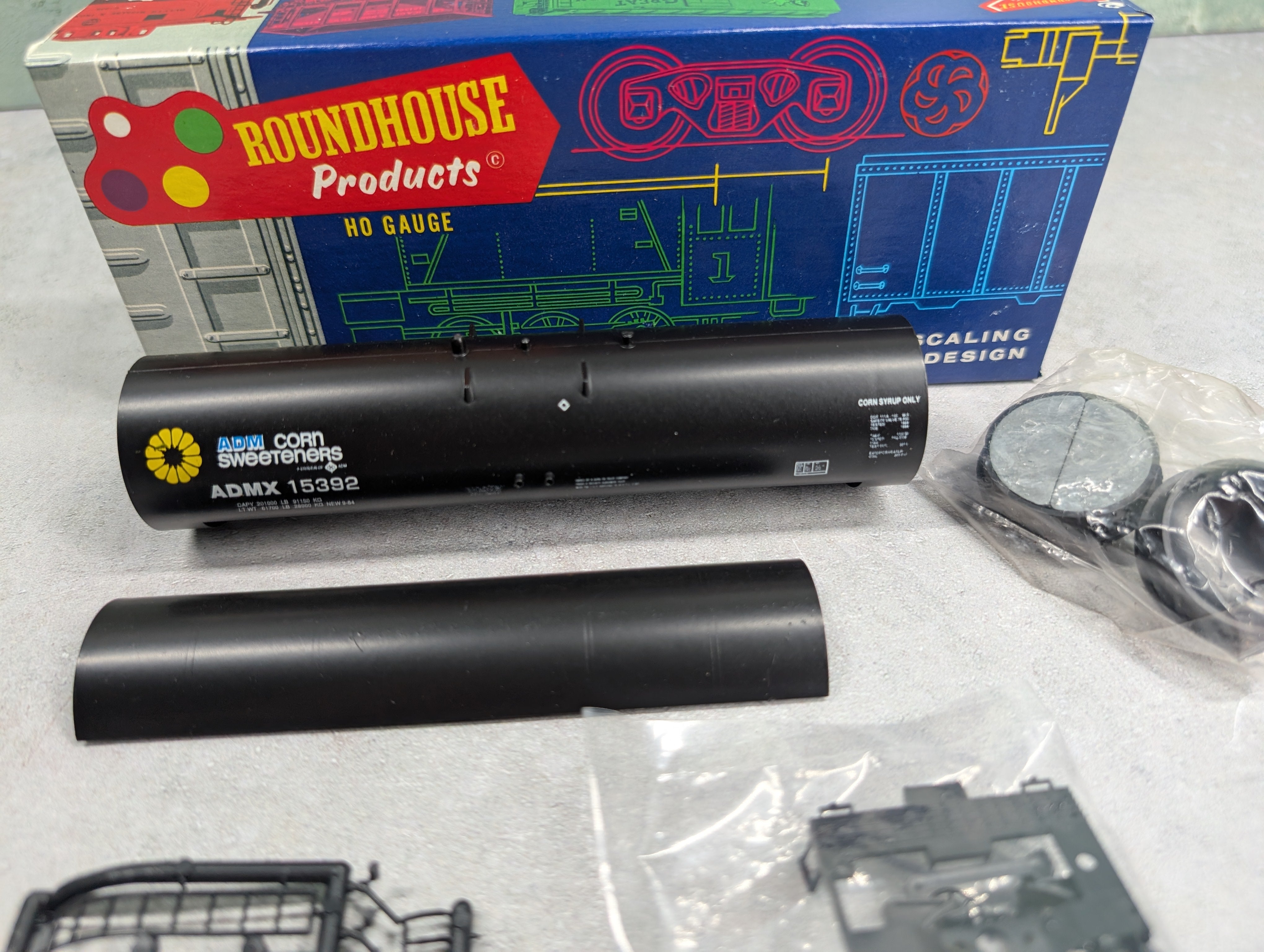 USED Roundhouse 3248 HO Scale 50' Tank Car ADM ADMX #15392 KIT