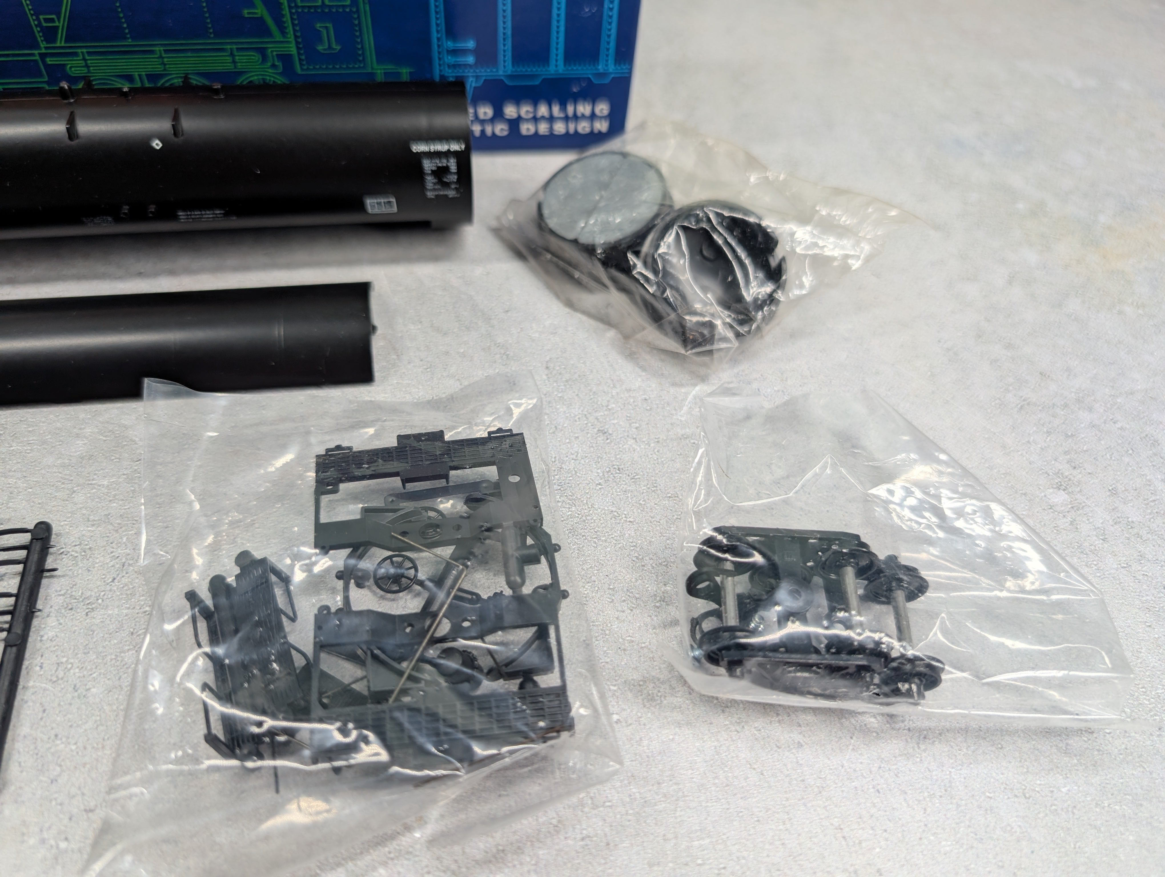 USED Roundhouse 3248 HO Scale 50' Tank Car ADM ADMX #15392 KIT