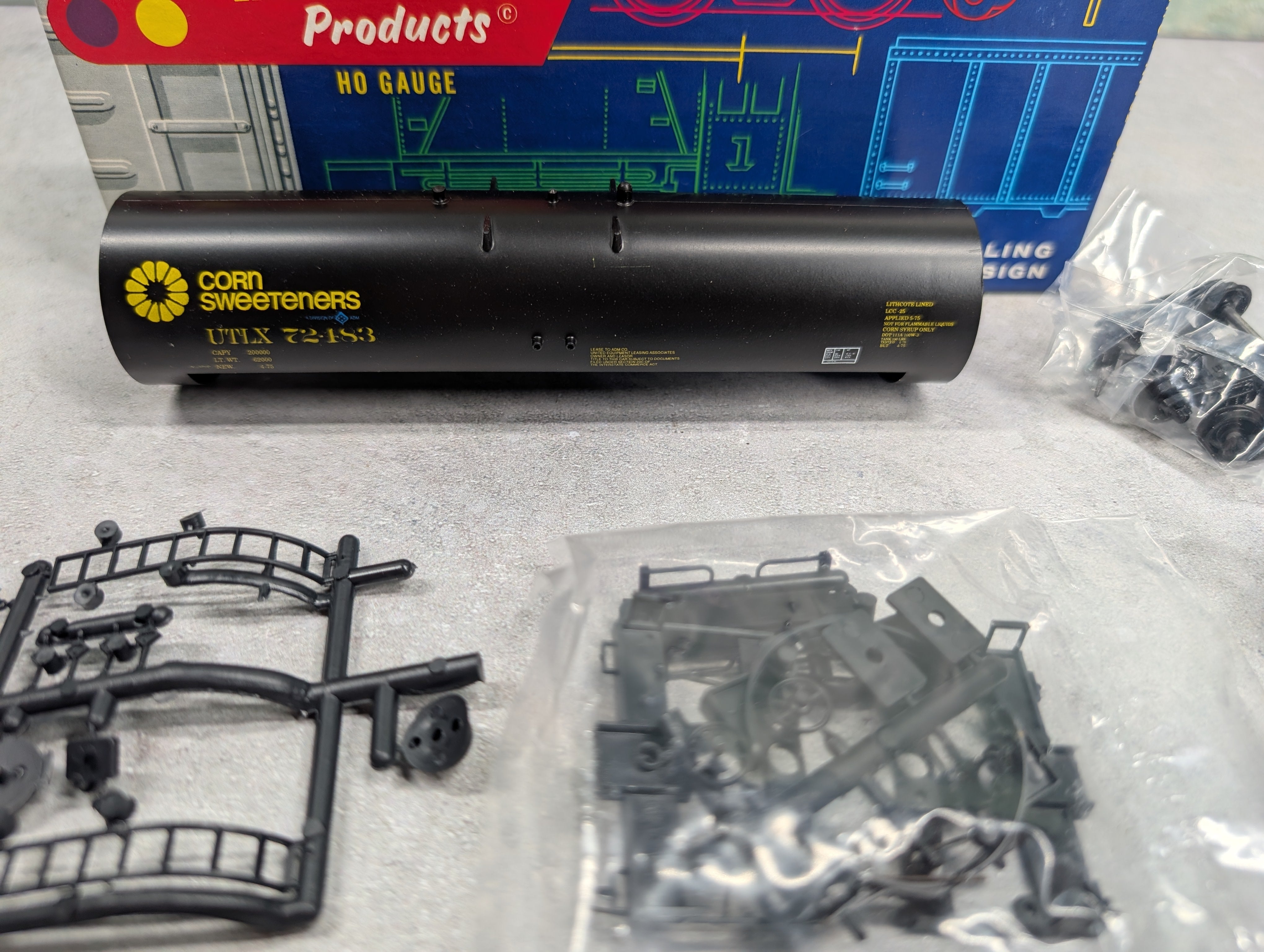 USED Roundhouse 3249 HO Scale 50' Tank Car ADM UTLX #72483 Corn Sweeteners KIT