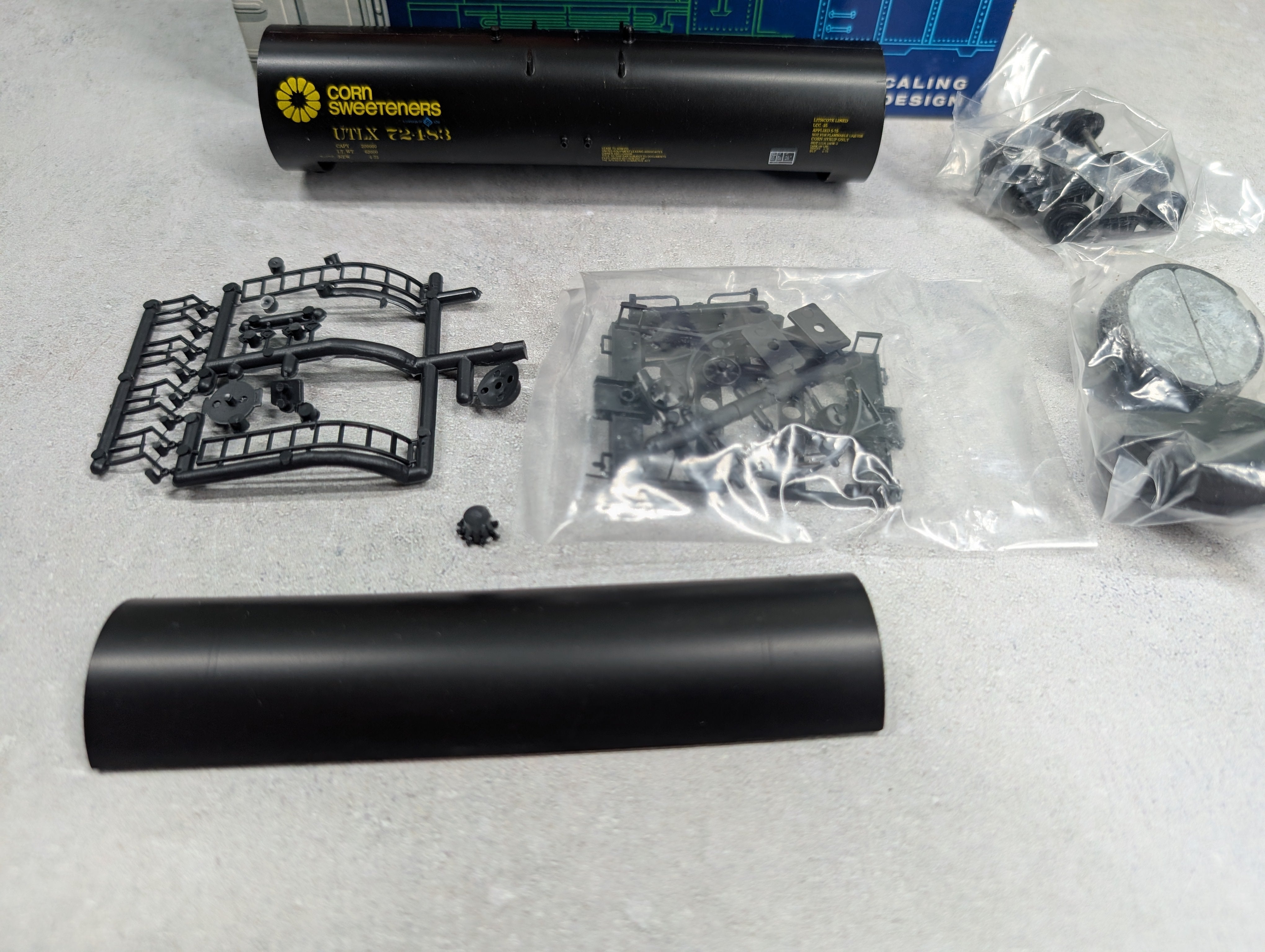 USED Roundhouse 3249 HO Scale 50' Tank Car ADM UTLX #72483 Corn Sweeteners KIT