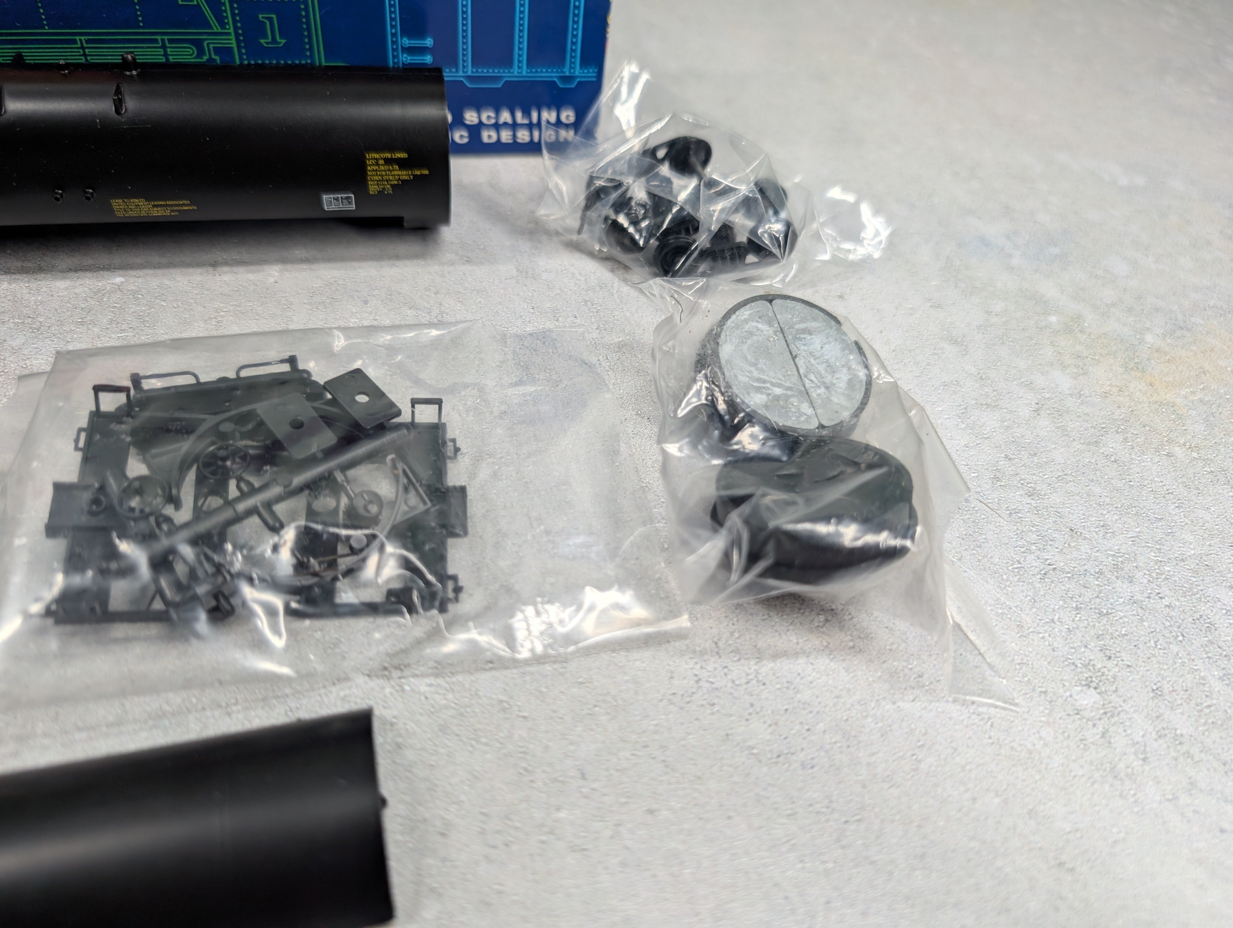 USED Roundhouse 3249 HO Scale 50' Tank Car ADM UTLX #72483 Corn Sweeteners KIT