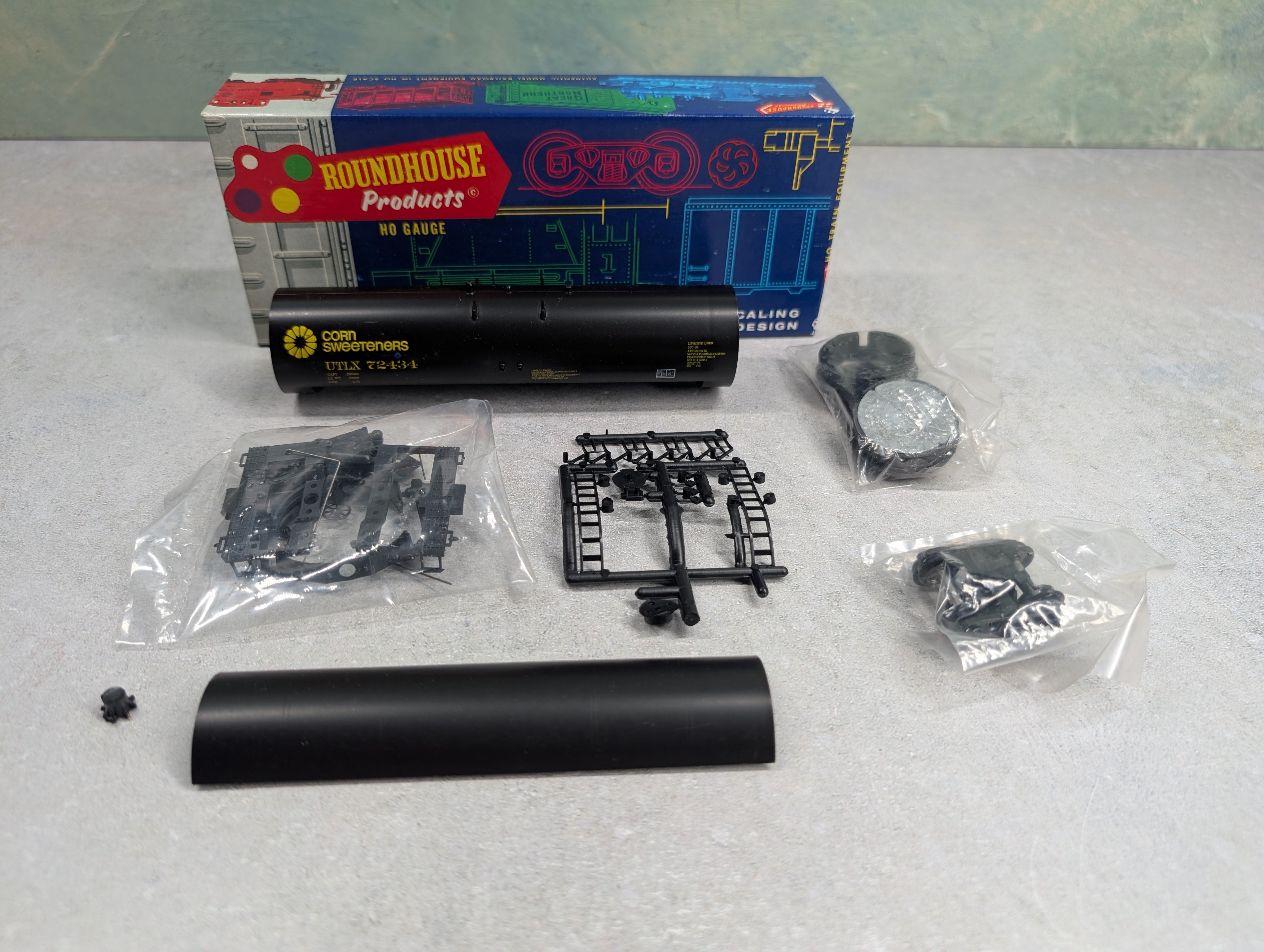 USED Roundhouse 3249 HO Scale 50' Tank Car ADM UTLX #72434 Corn Sweeteners KIT