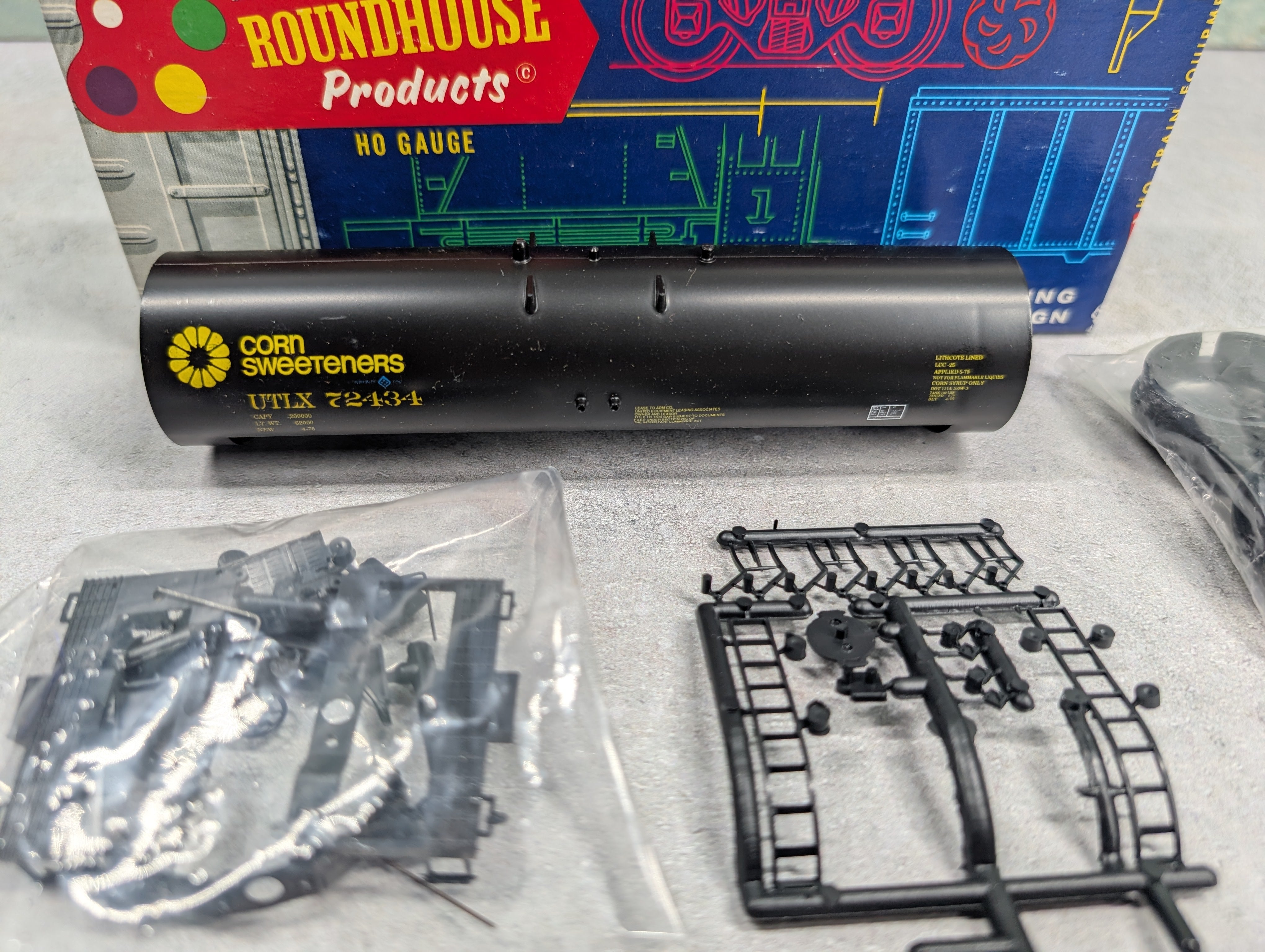 USED Roundhouse 3249 HO Scale 50' Tank Car ADM UTLX #72434 Corn Sweeteners KIT
