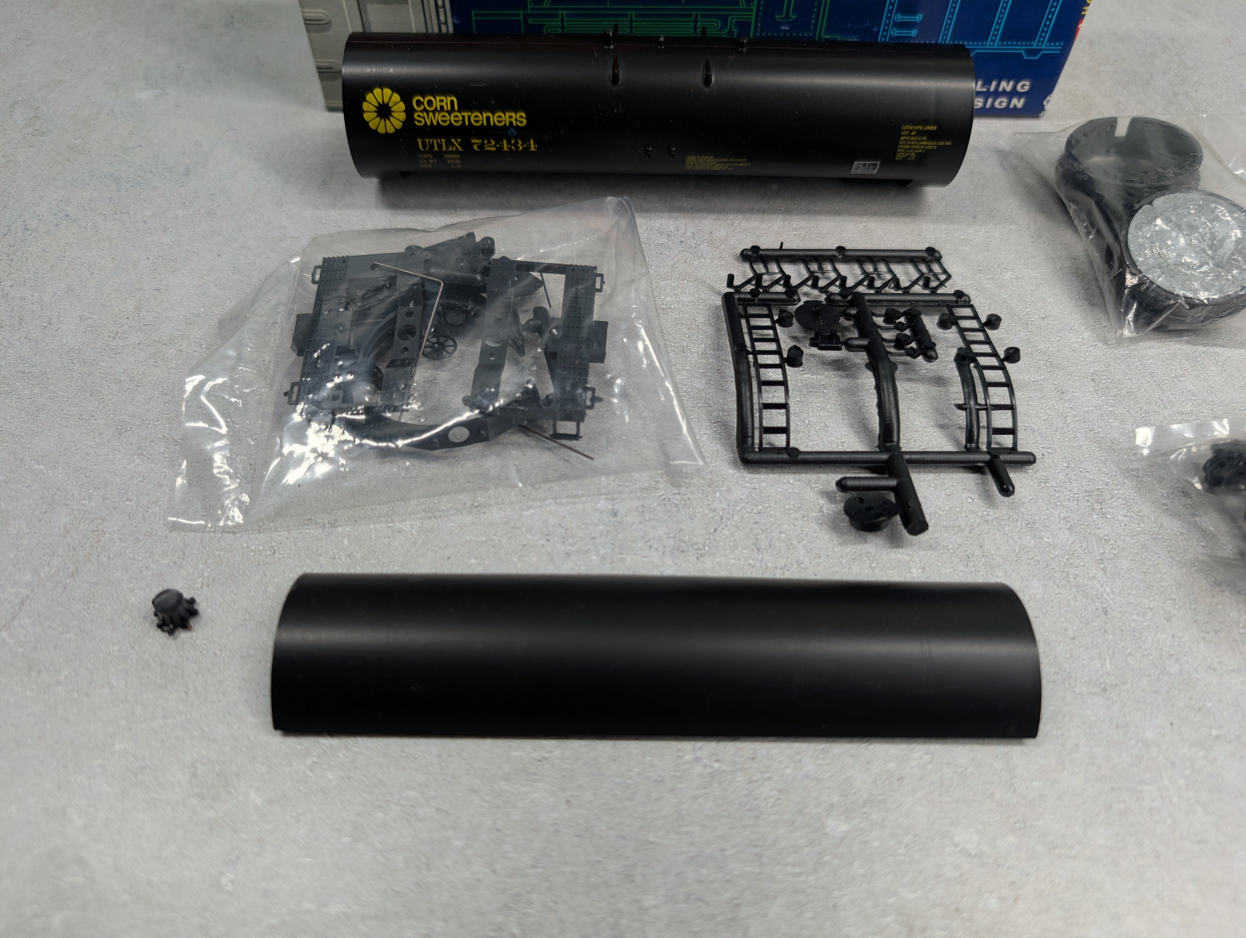 USED Roundhouse 3249 HO Scale 50' Tank Car ADM UTLX #72434 Corn Sweeteners KIT