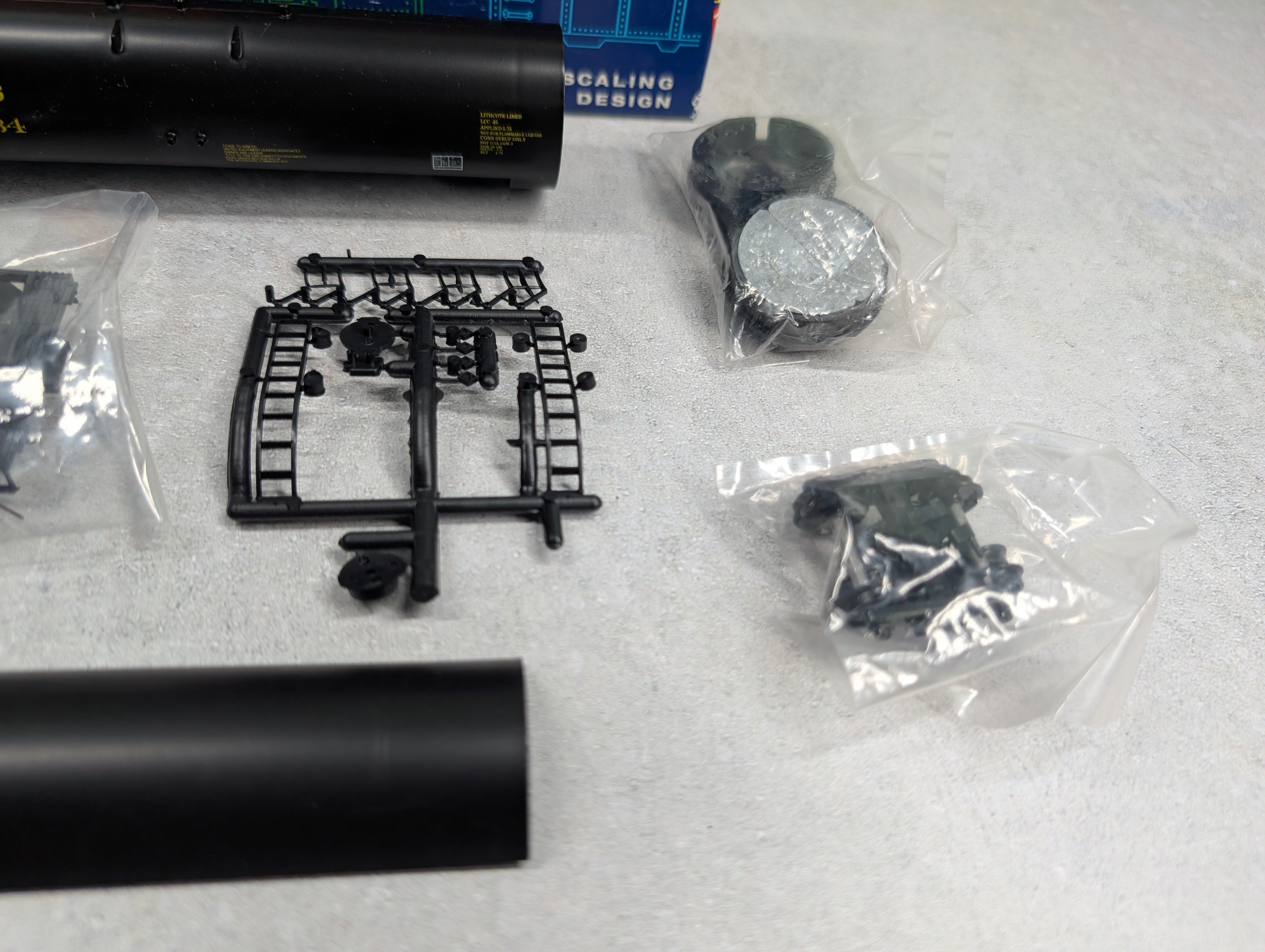 USED Roundhouse 3249 HO Scale 50' Tank Car ADM UTLX #72434 Corn Sweeteners KIT