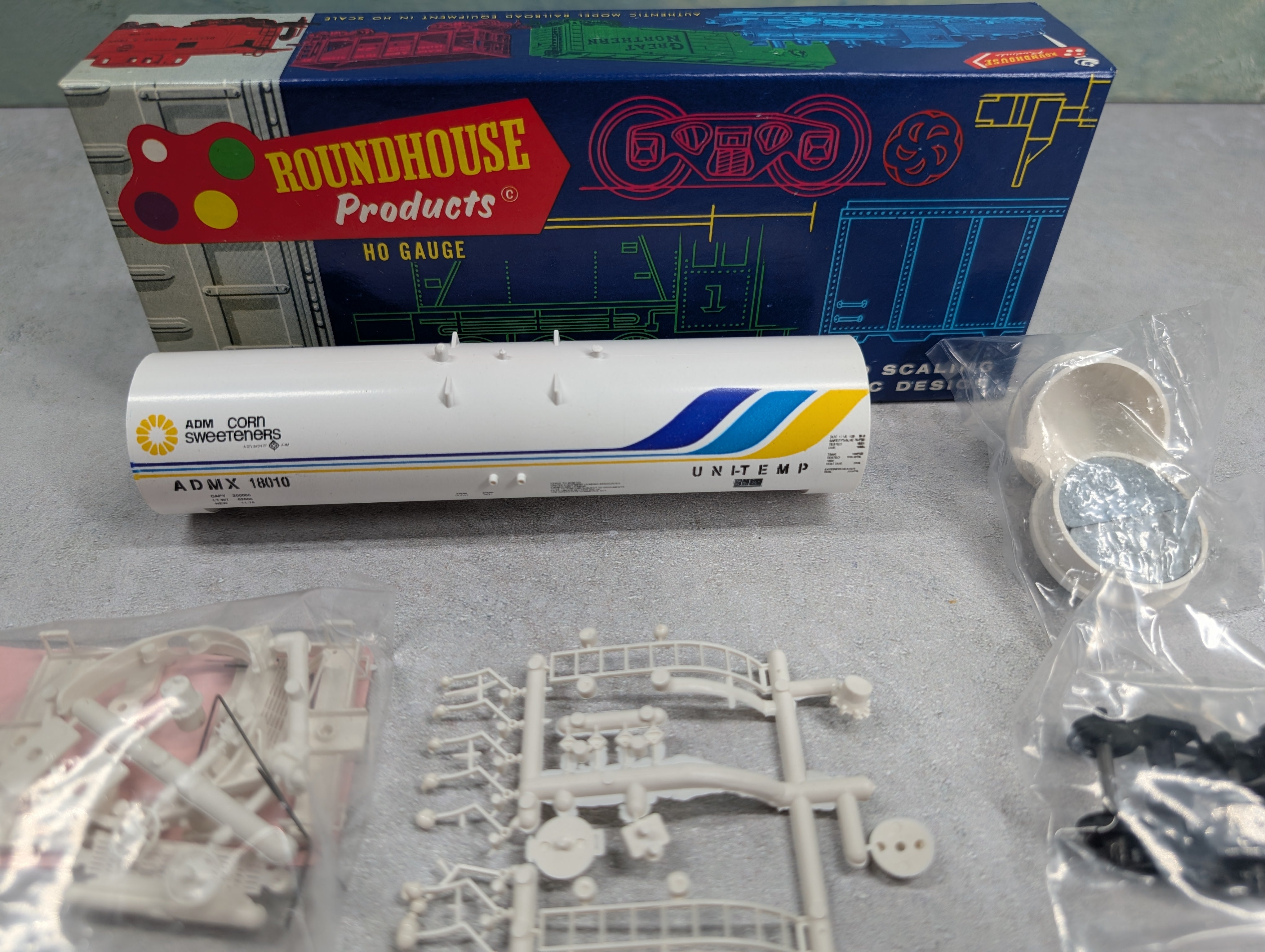 USED Roundhouse 3251 HO Scale 50' Tank Car ADM ADMX #18010 Unitemp KIT