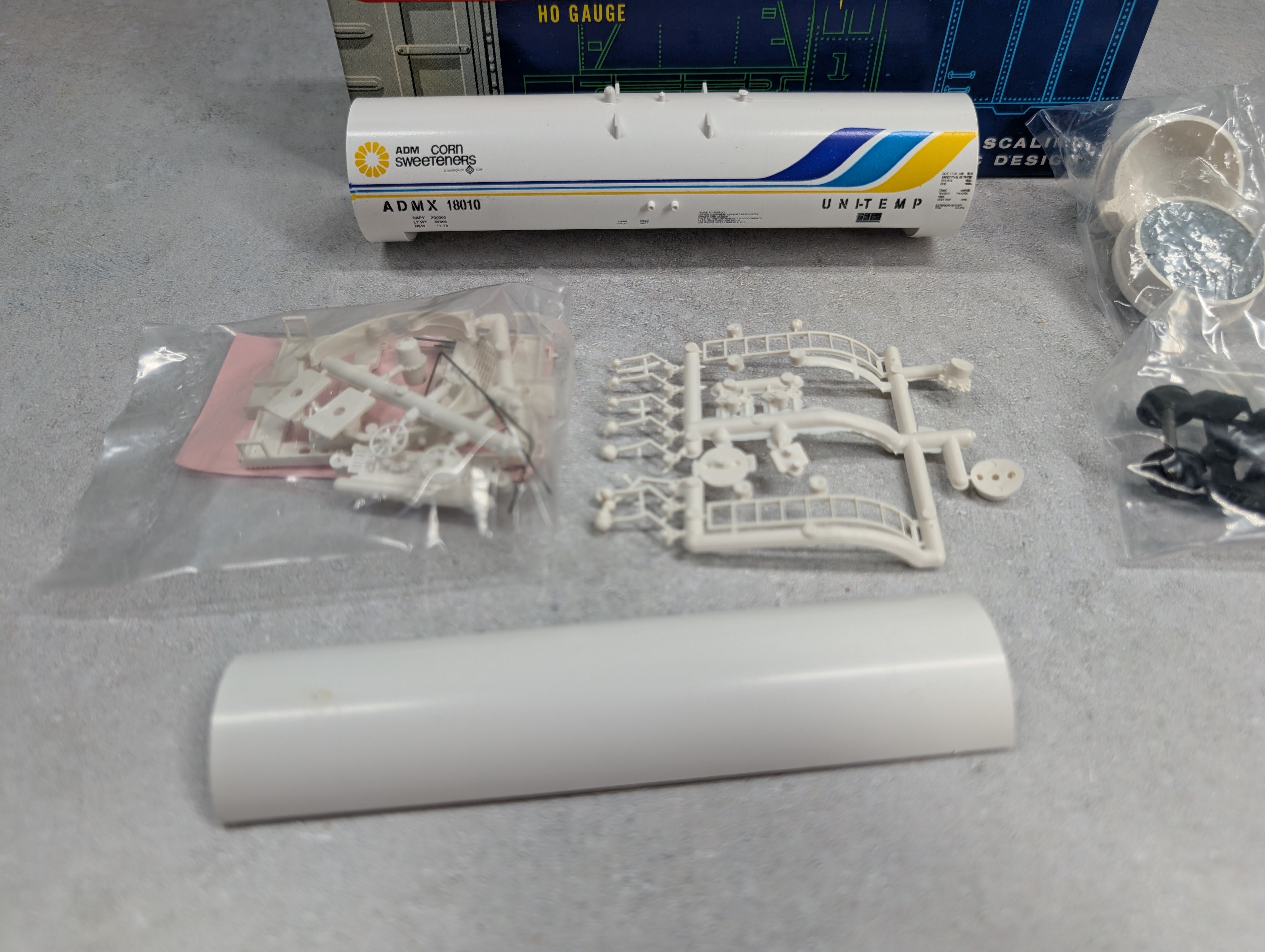 USED Roundhouse 3251 HO Scale 50' Tank Car ADM ADMX #18010 Unitemp KIT