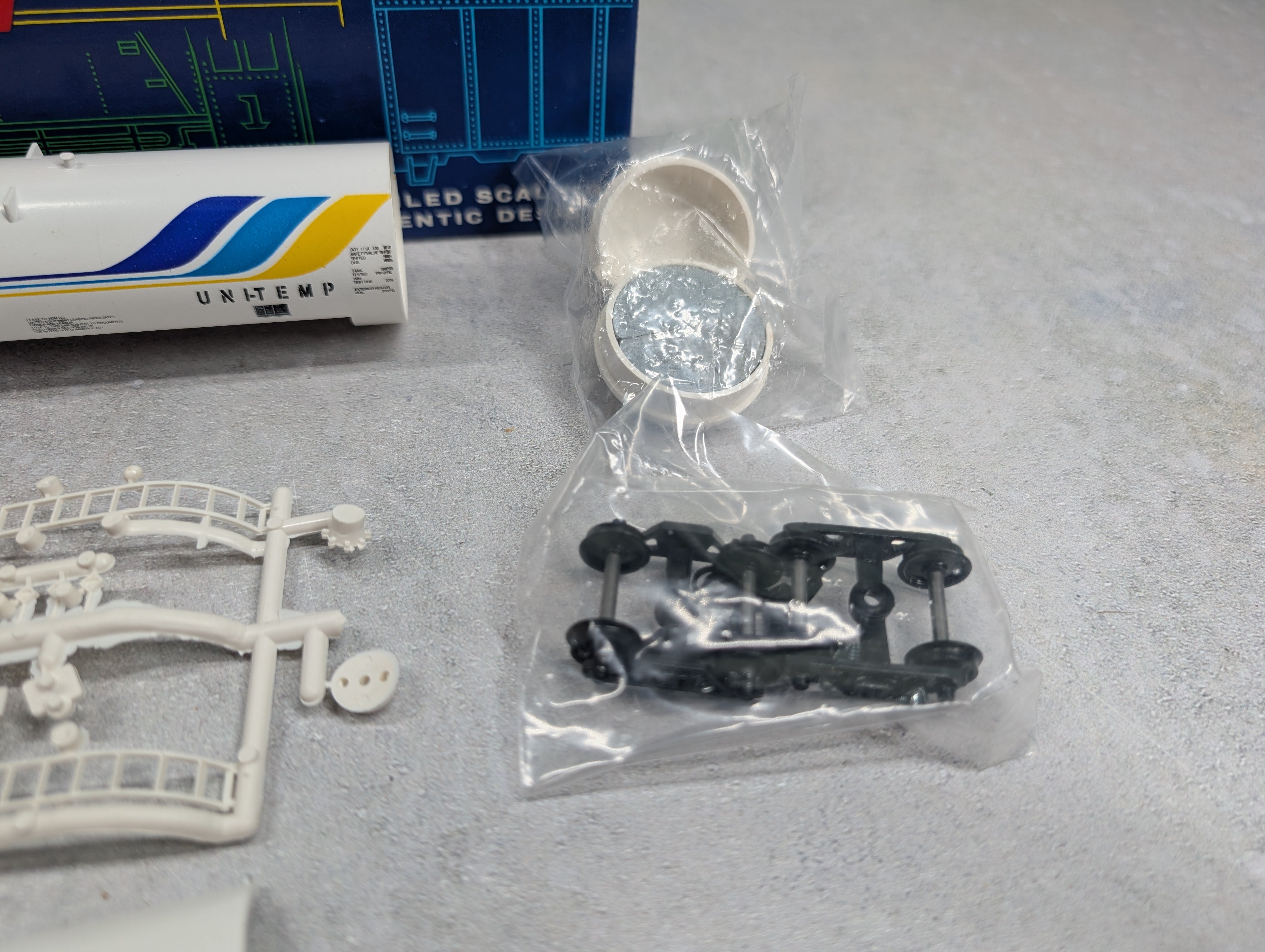 USED Roundhouse 3251 HO Scale 50' Tank Car ADM ADMX #18010 Unitemp KIT