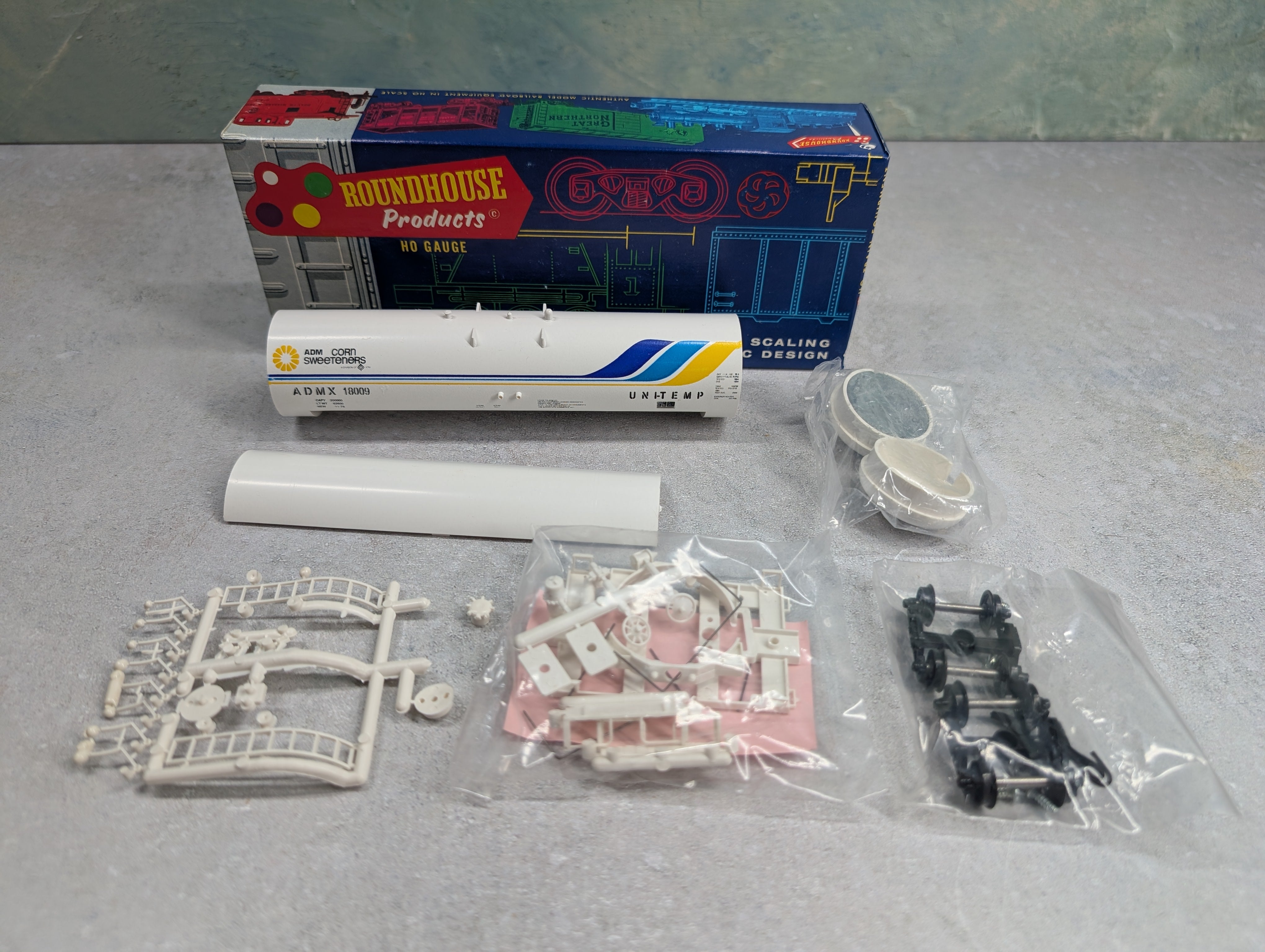 USED Roundhouse 3251 HO Scale 50' Tank Car ADM ADMX #18009 Unitemp KIT