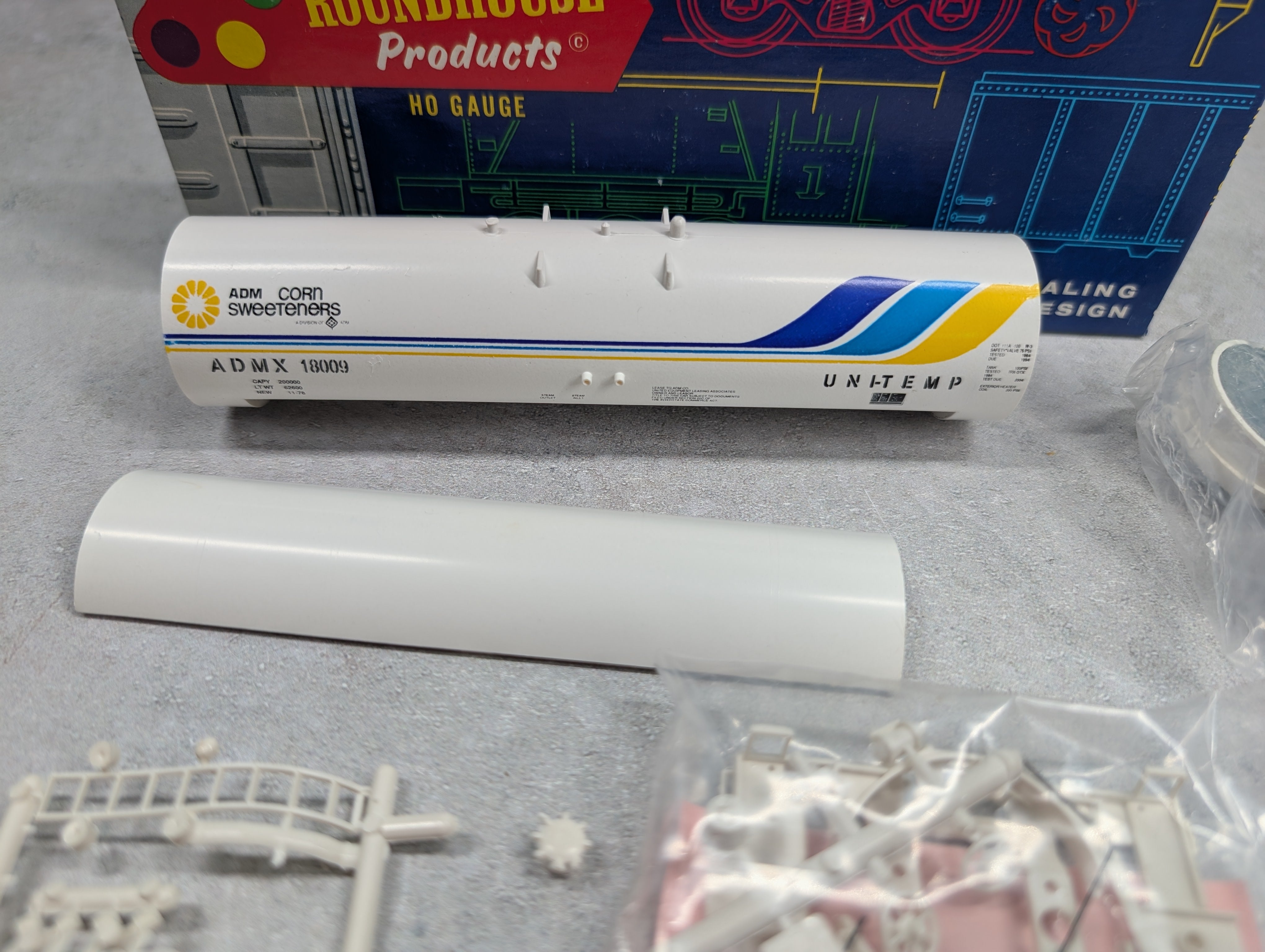 USED Roundhouse 3251 HO Scale 50' Tank Car ADM ADMX #18009 Unitemp KIT