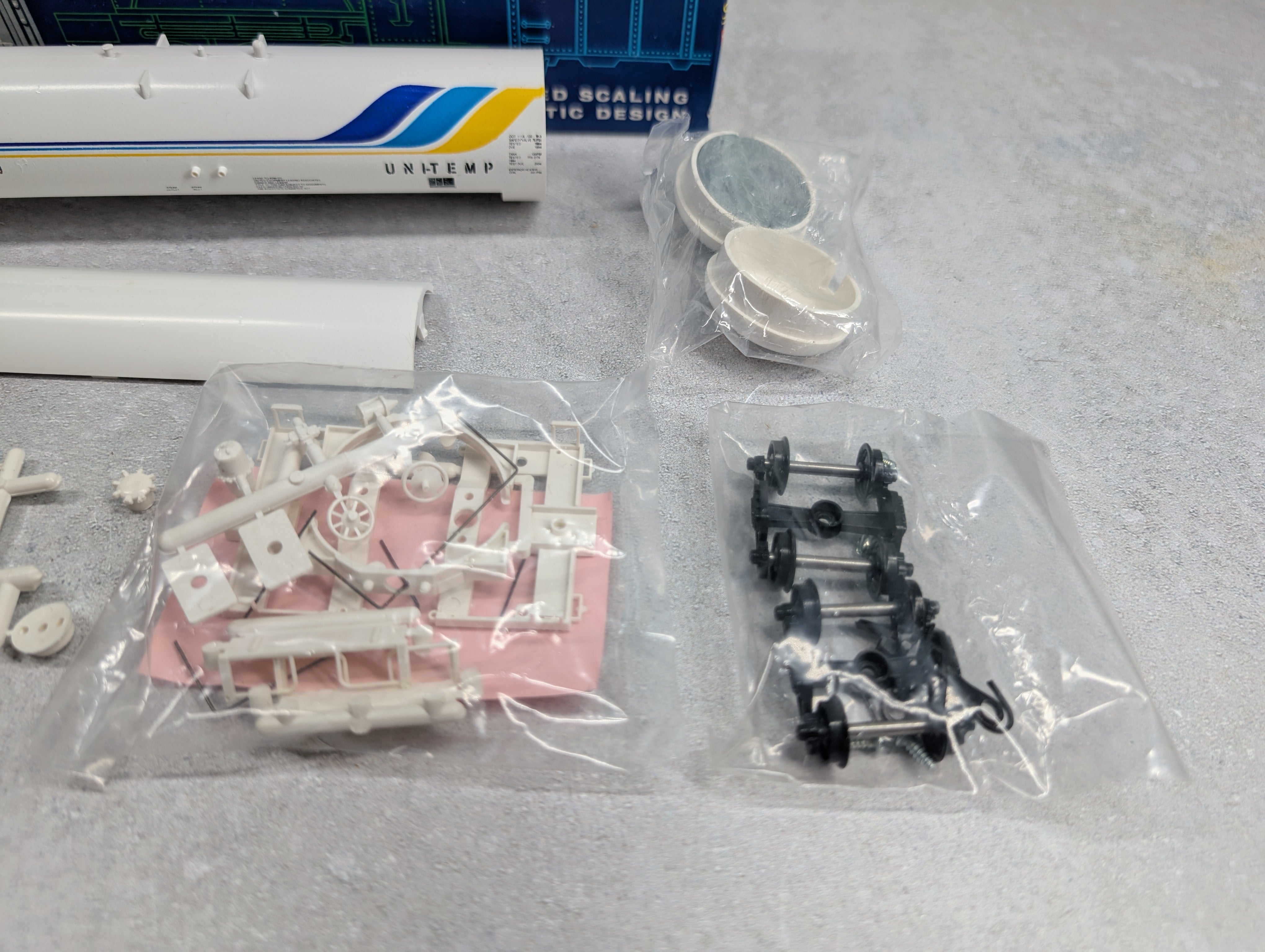 USED Roundhouse 3251 HO Scale 50' Tank Car ADM ADMX #18009 Unitemp KIT