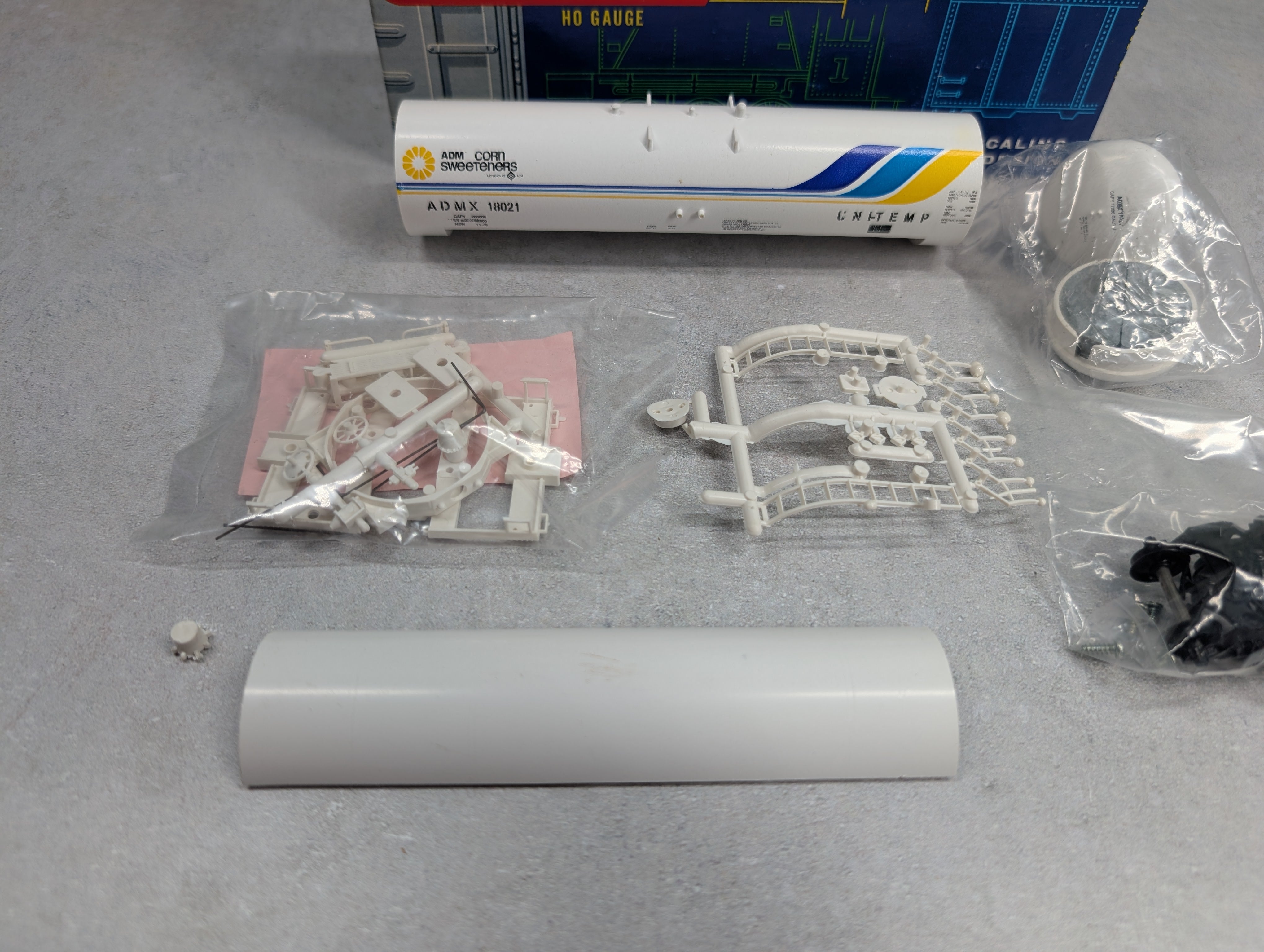 USED Roundhouse 3251 HO Scale 50' Tank Car ADM ADMX #18021 Unitemp KIT