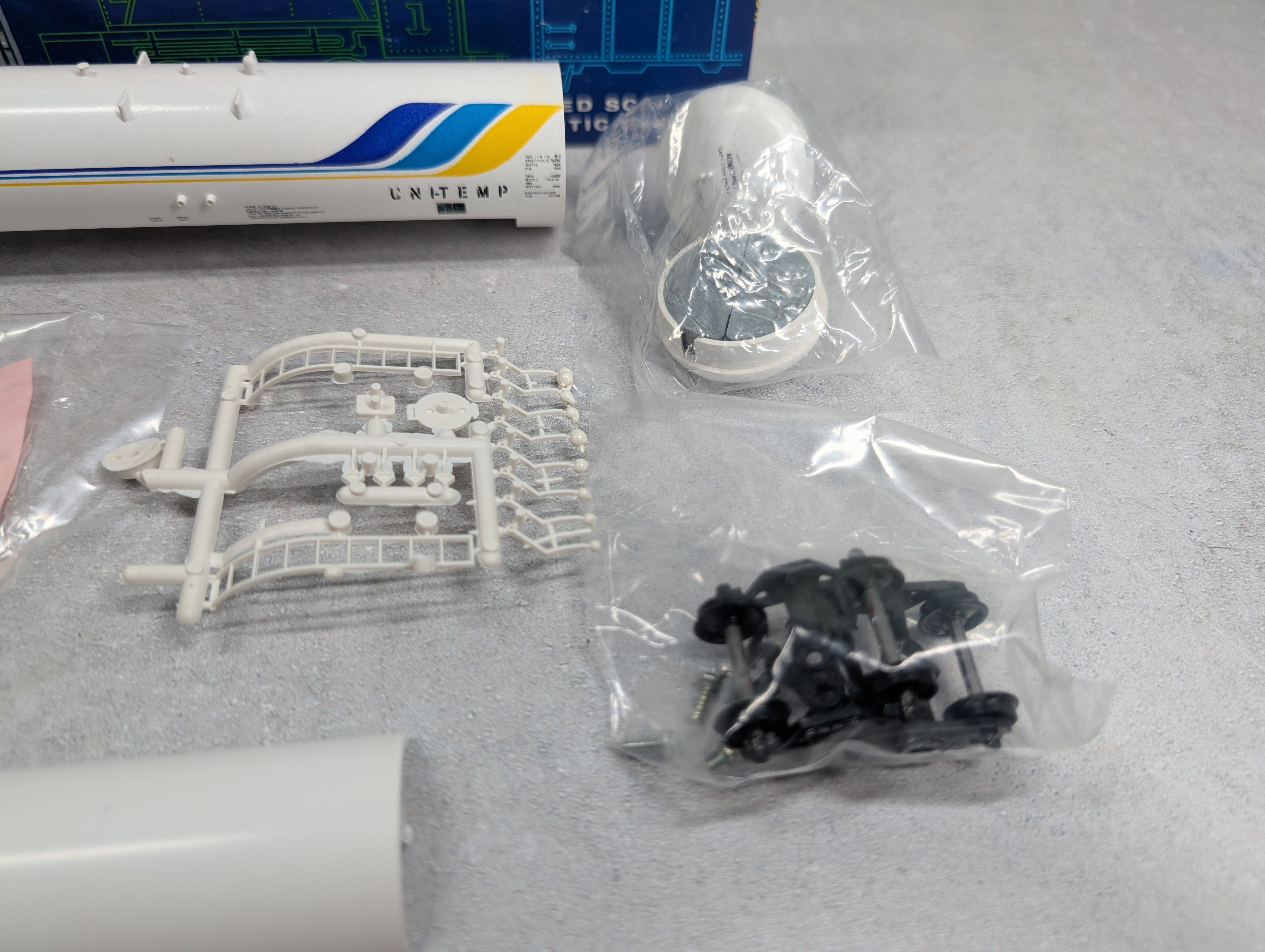 USED Roundhouse 3251 HO Scale 50' Tank Car ADM ADMX #18021 Unitemp KIT