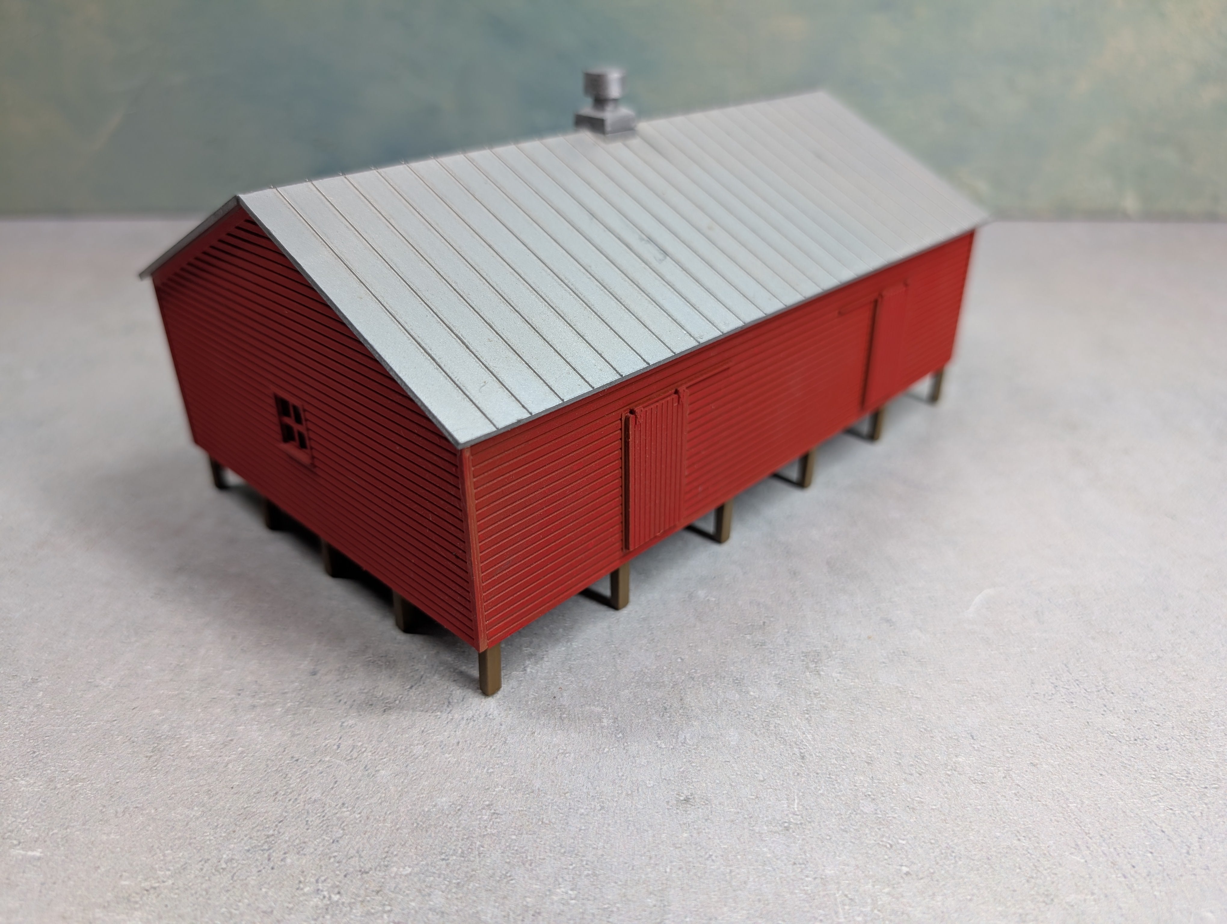 USED HO Scale Raised Red Barn