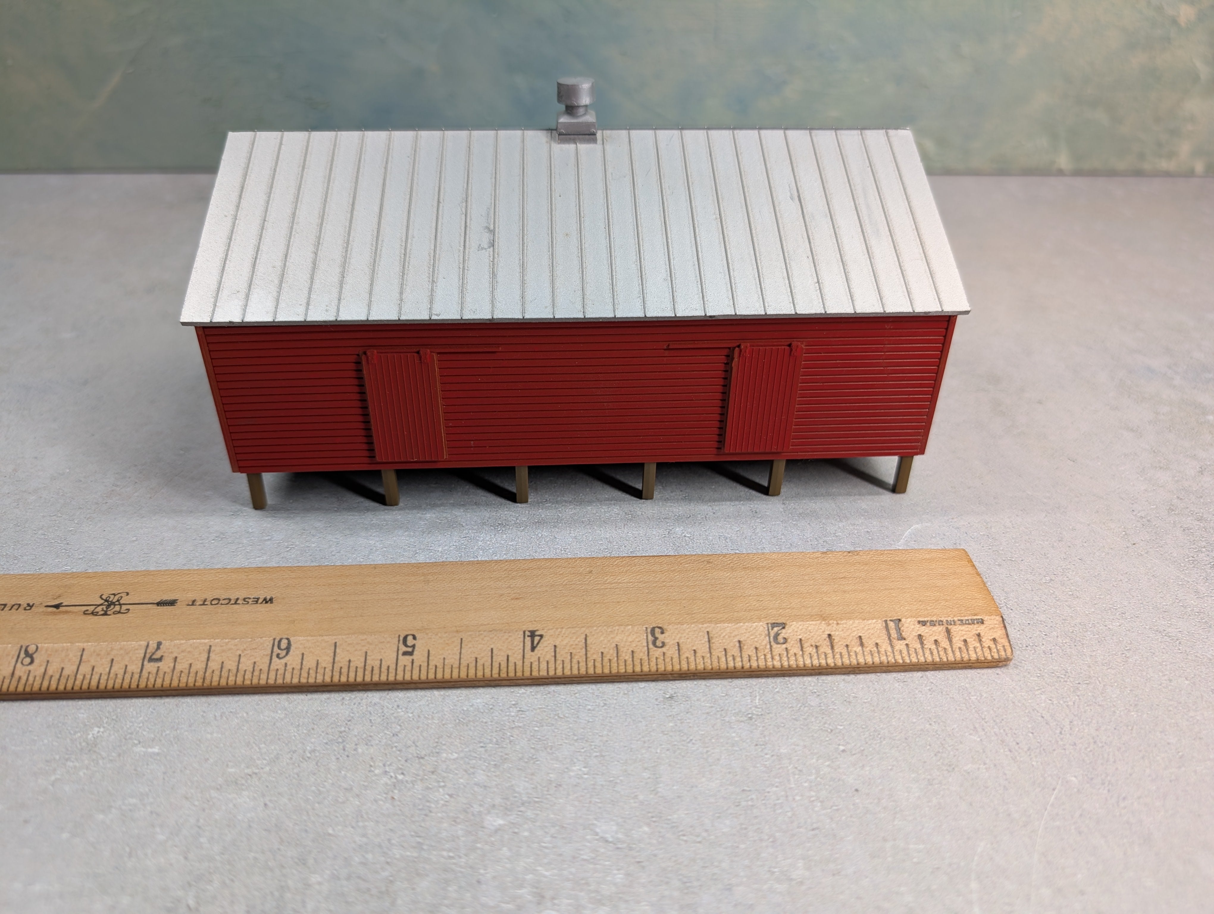 USED HO Scale Raised Red Barn