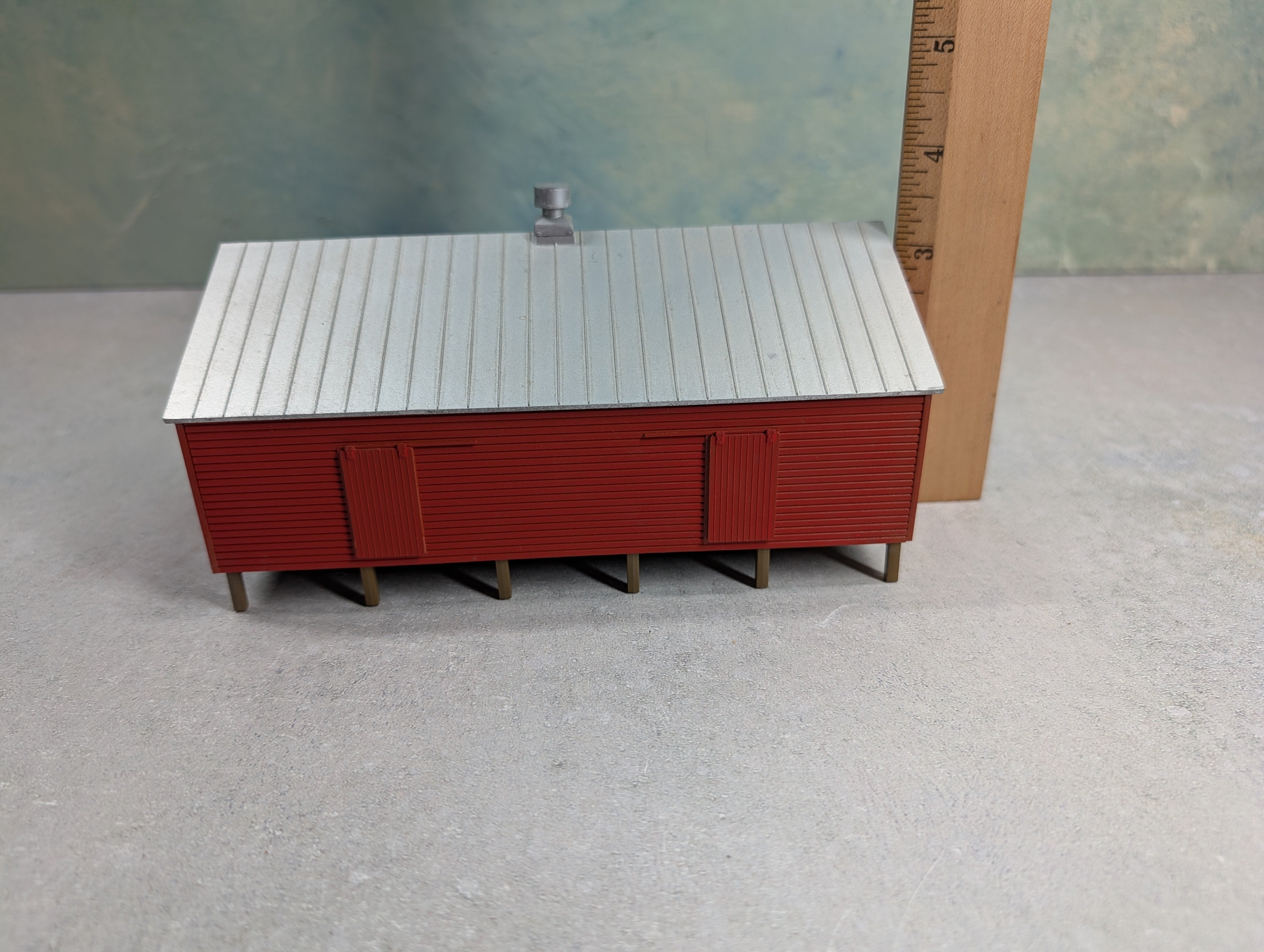 USED HO Scale Raised Red Barn