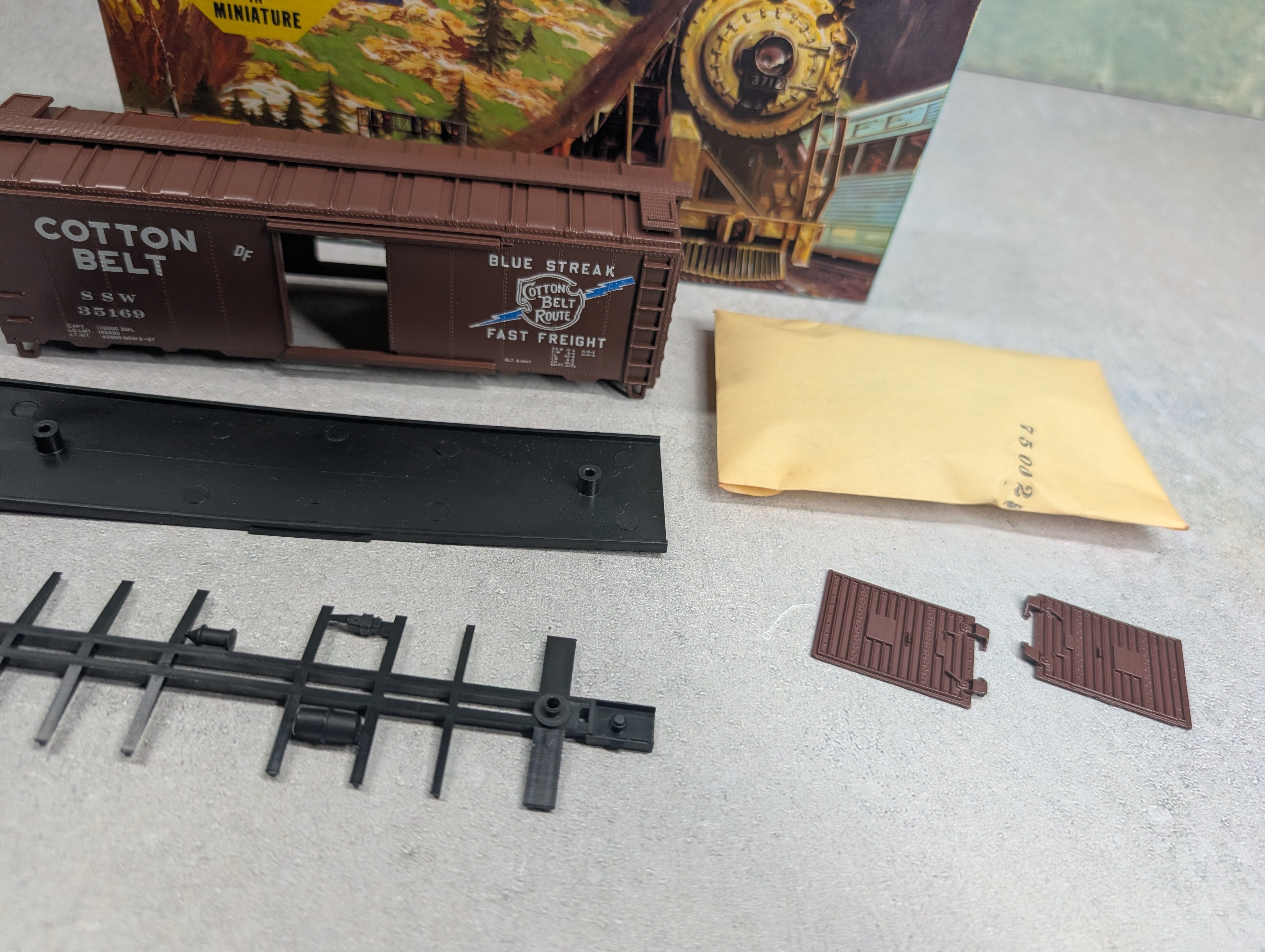 USED Athearn #296-1 HO Scale 40' Box Car Cotton Belt SSW #35169 Bev-Bel KIT