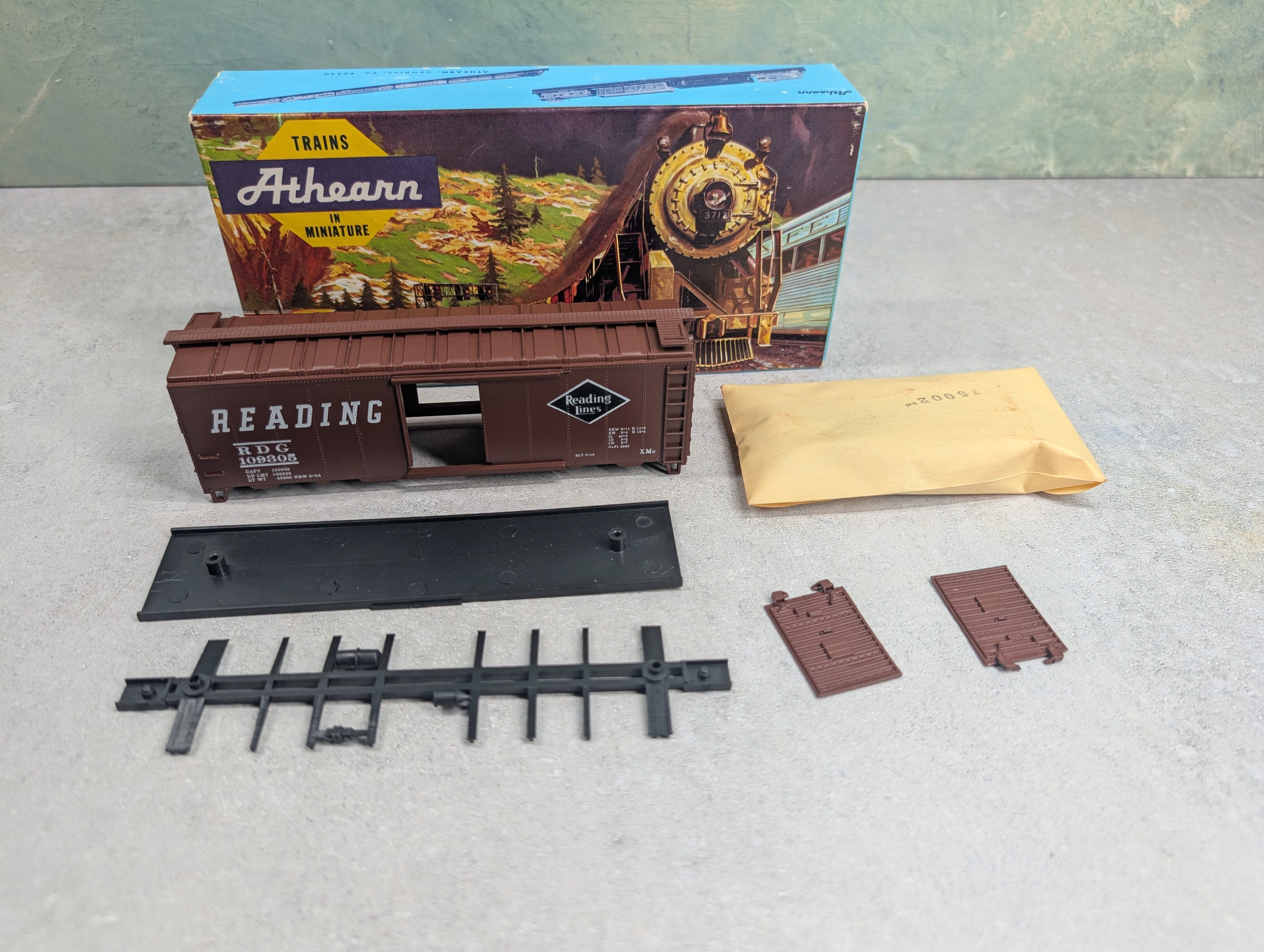 USED Athearn #295-1 HO Scale 40' Box Car Reading RDG #109305 Bev-Bel KIT