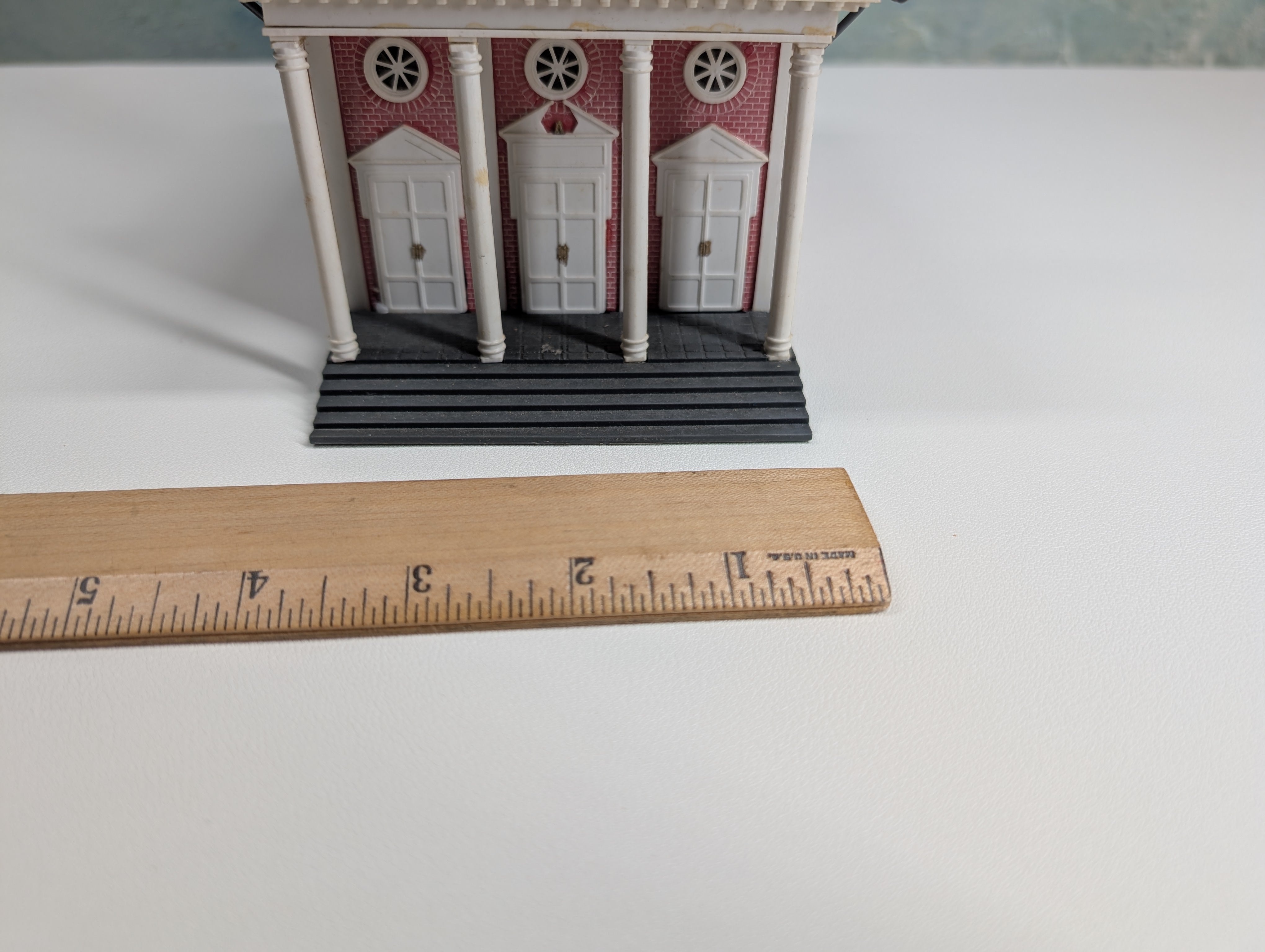 USED HO Scale Large Church, Brick Church