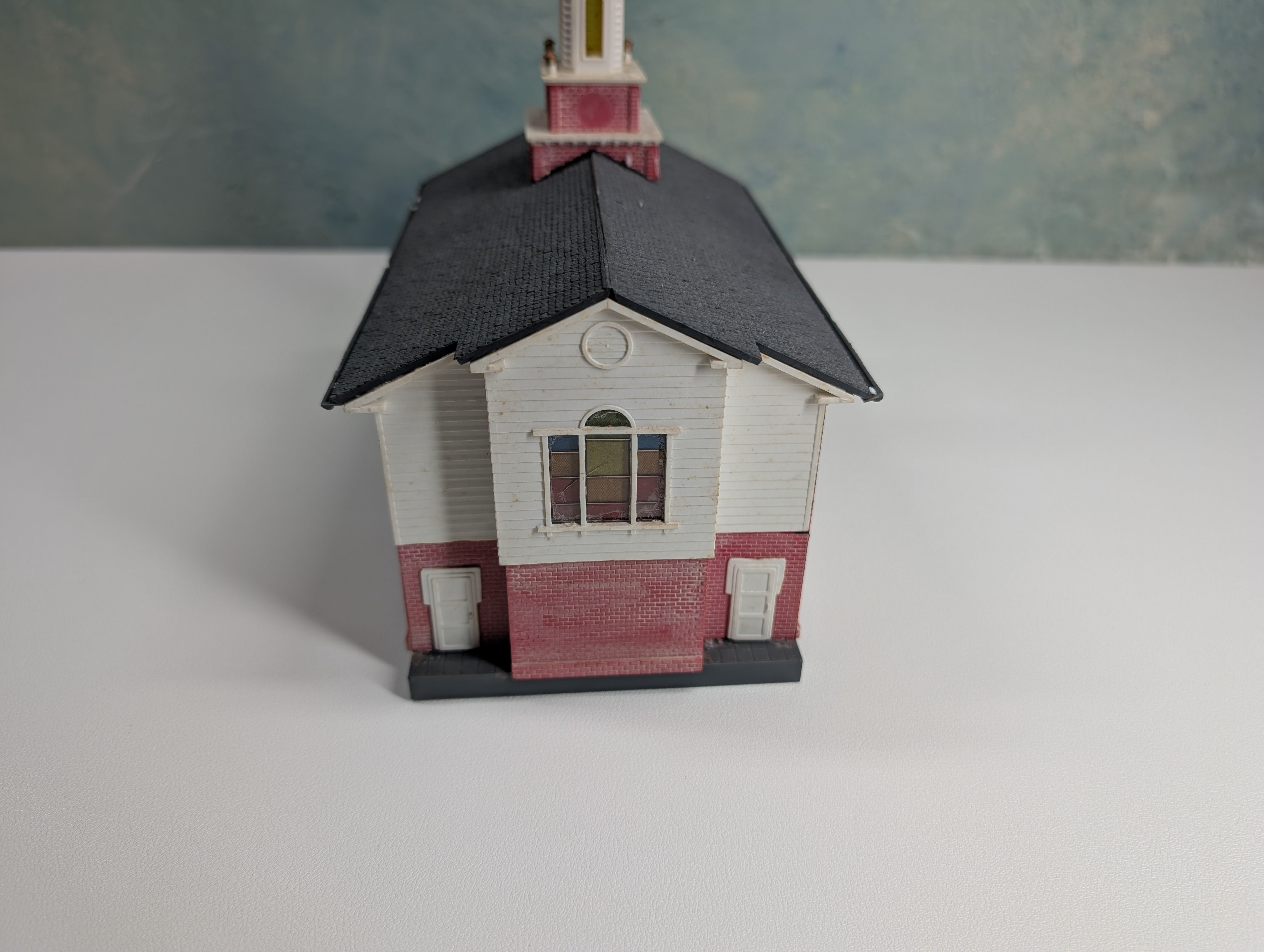 USED HO Scale Large Church, Brick Church
