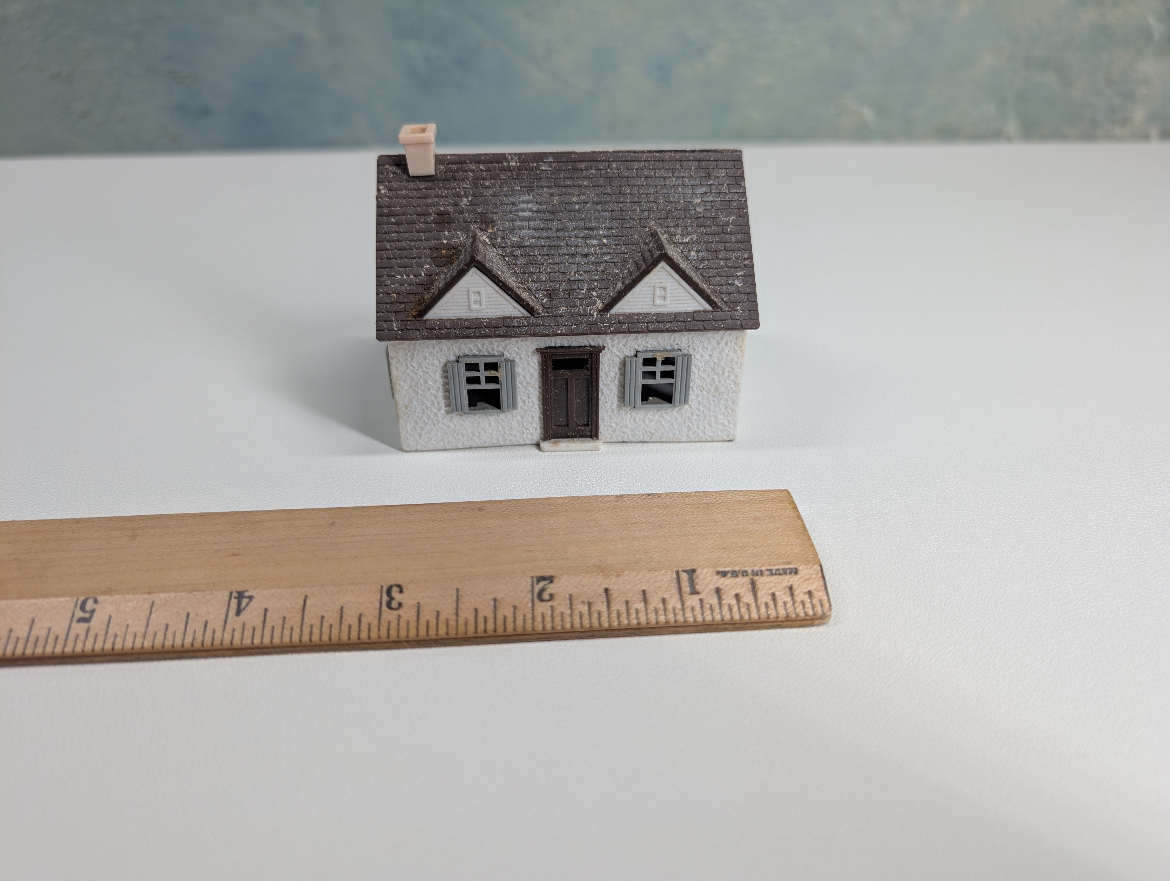 USED HO Scale Little White House