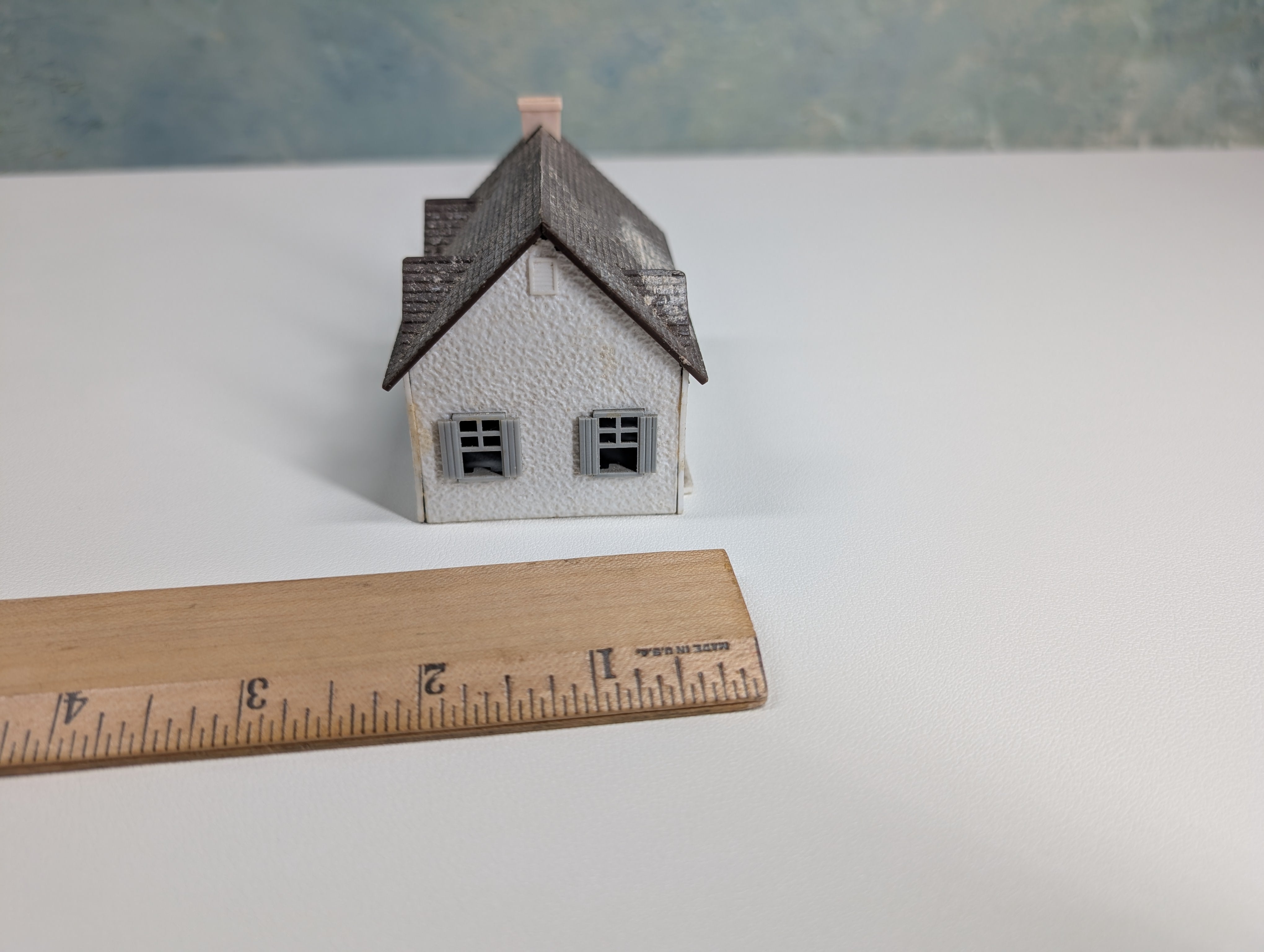 USED HO Scale Little White House