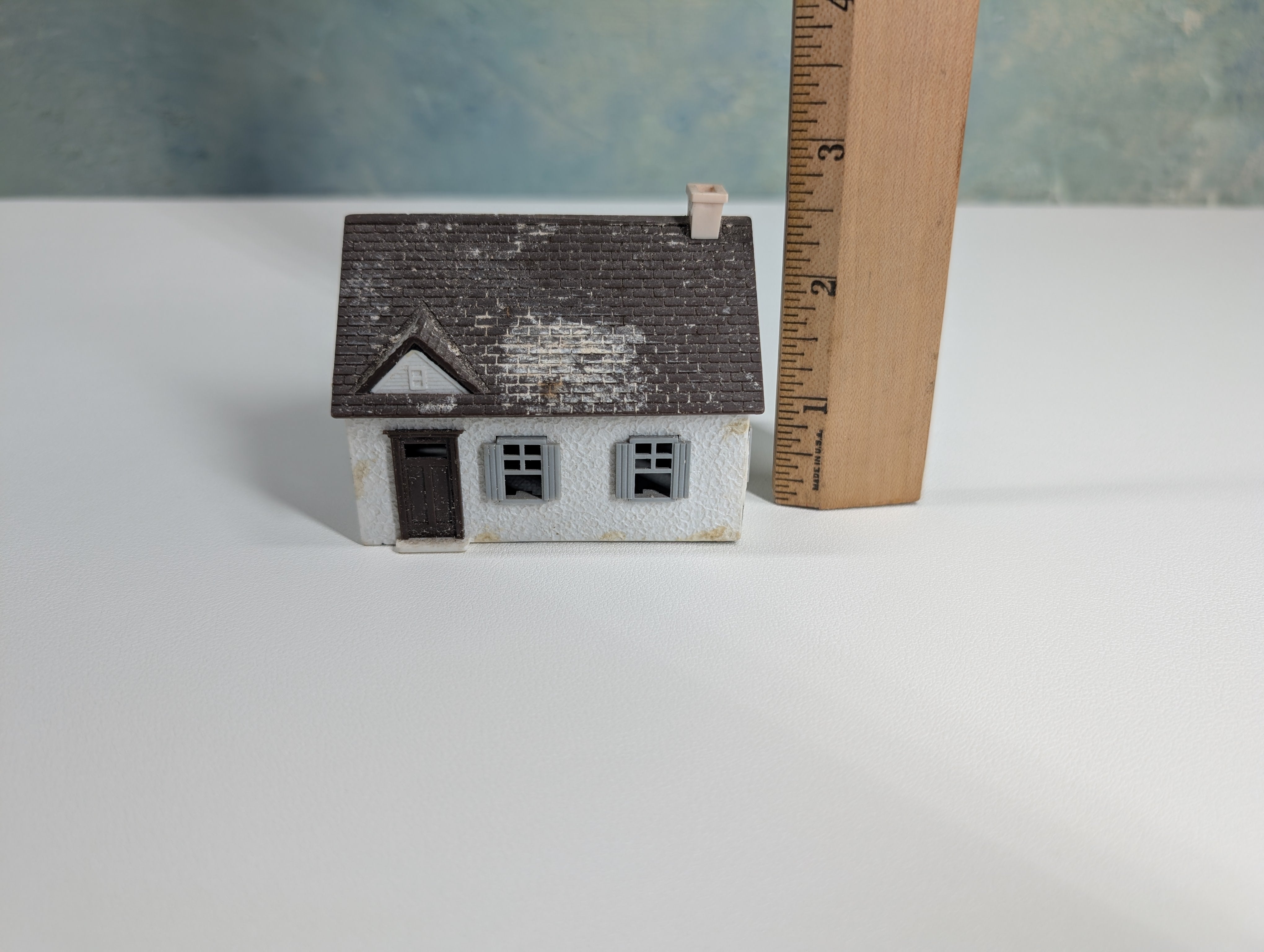 USED HO Scale Little White House