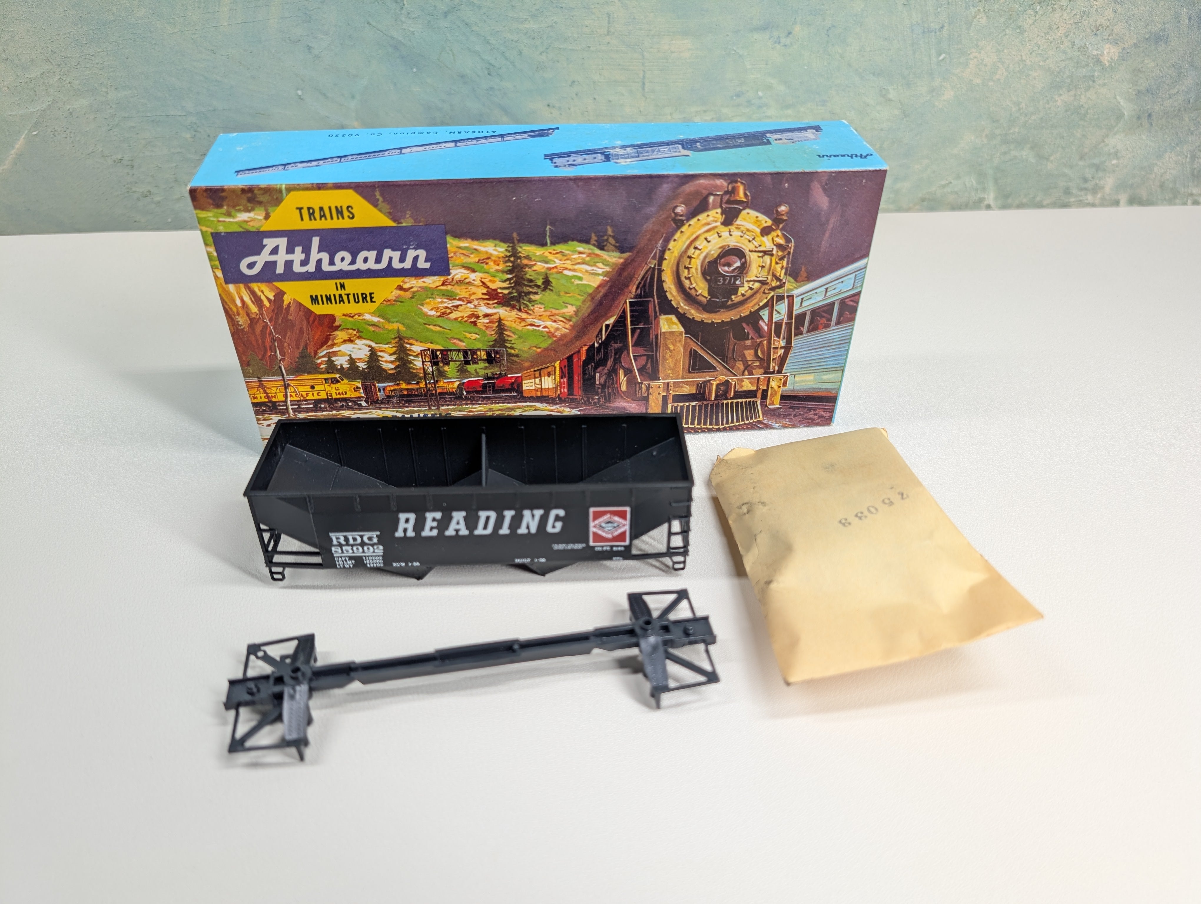 USED Athearn #1317 HO Scale 34' 2-Bay Flat-End Hopper Reading RDG #85992 Bev-Bel KIT