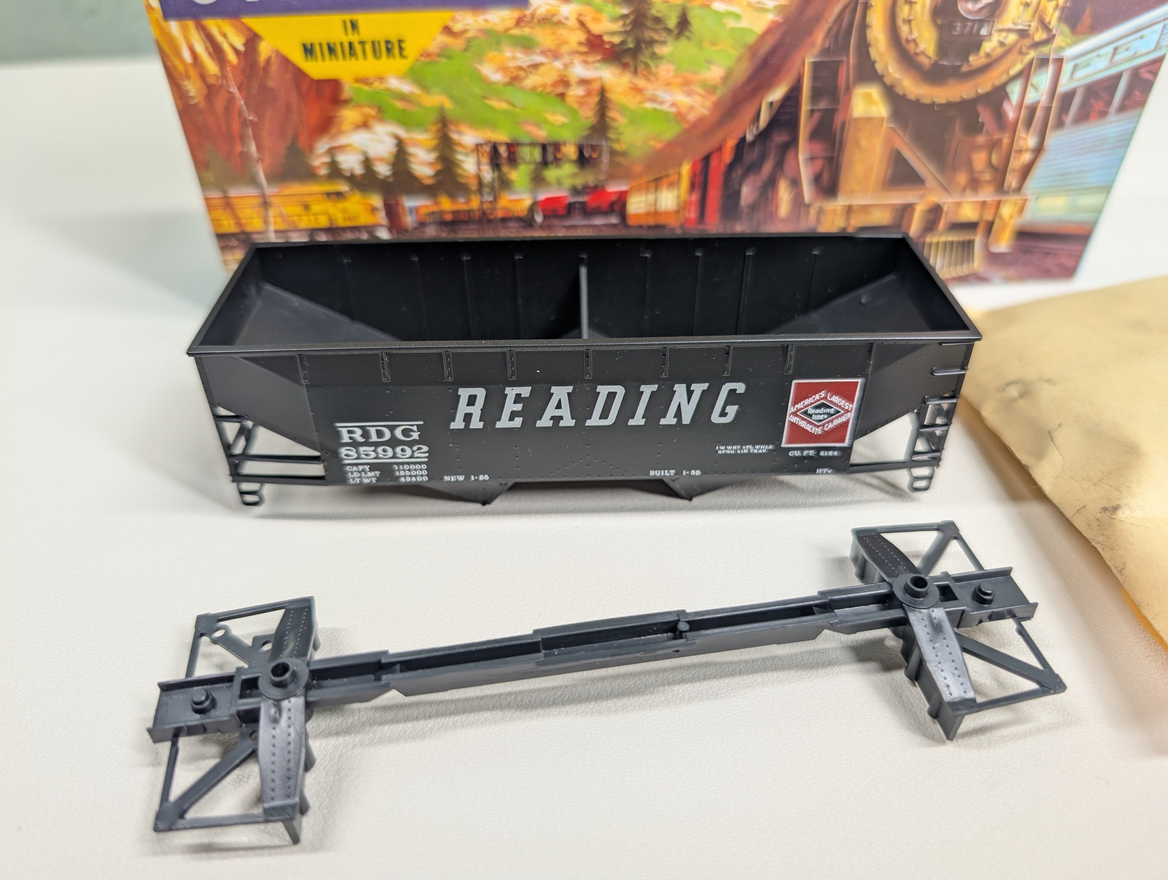 USED Athearn #1317 HO Scale 34' 2-Bay Flat-End Hopper Reading RDG #85992 Bev-Bel KIT