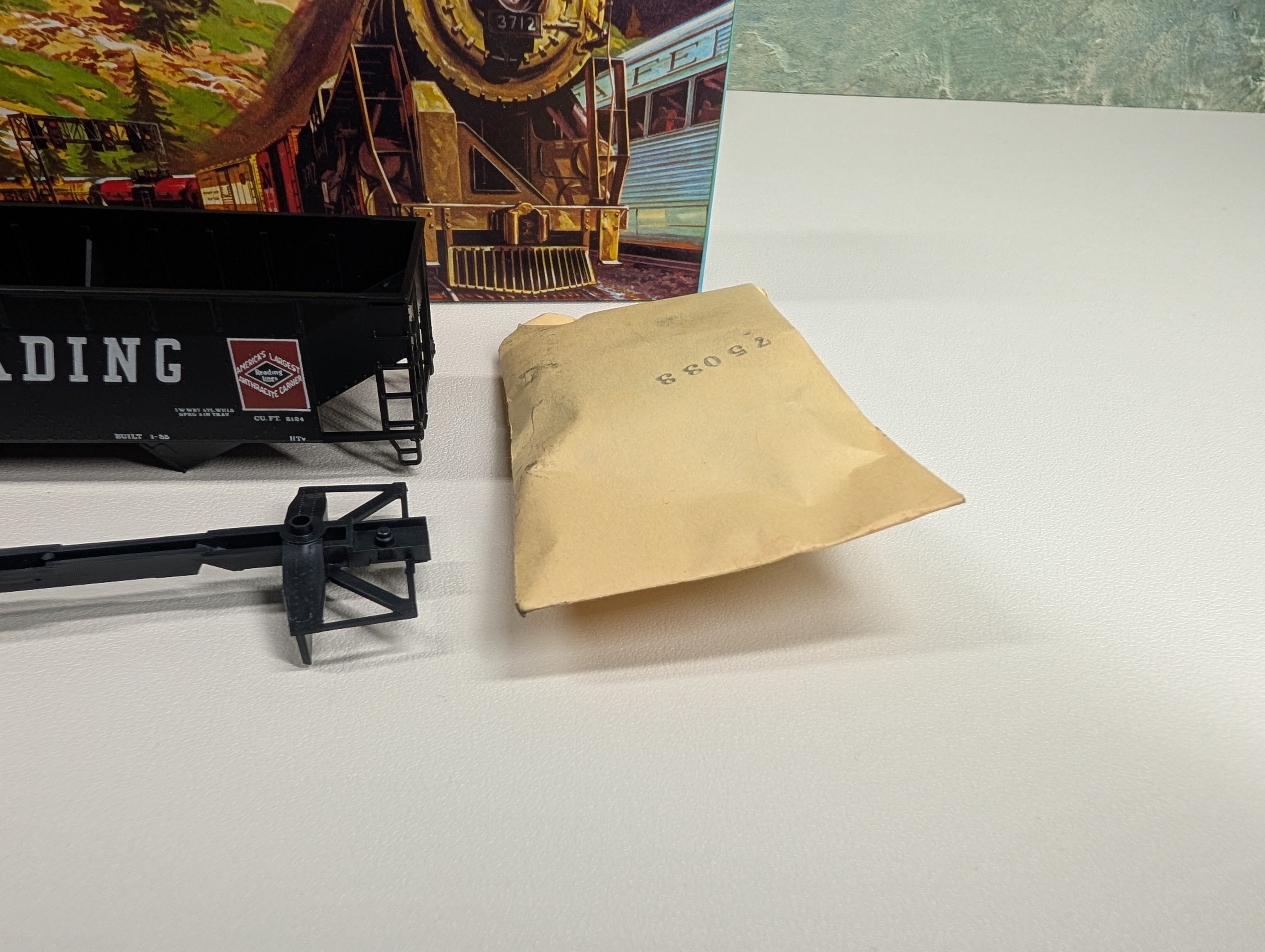 USED Athearn #1317 HO Scale 34' 2-Bay Flat-End Hopper Reading RDG #85992 Bev-Bel KIT