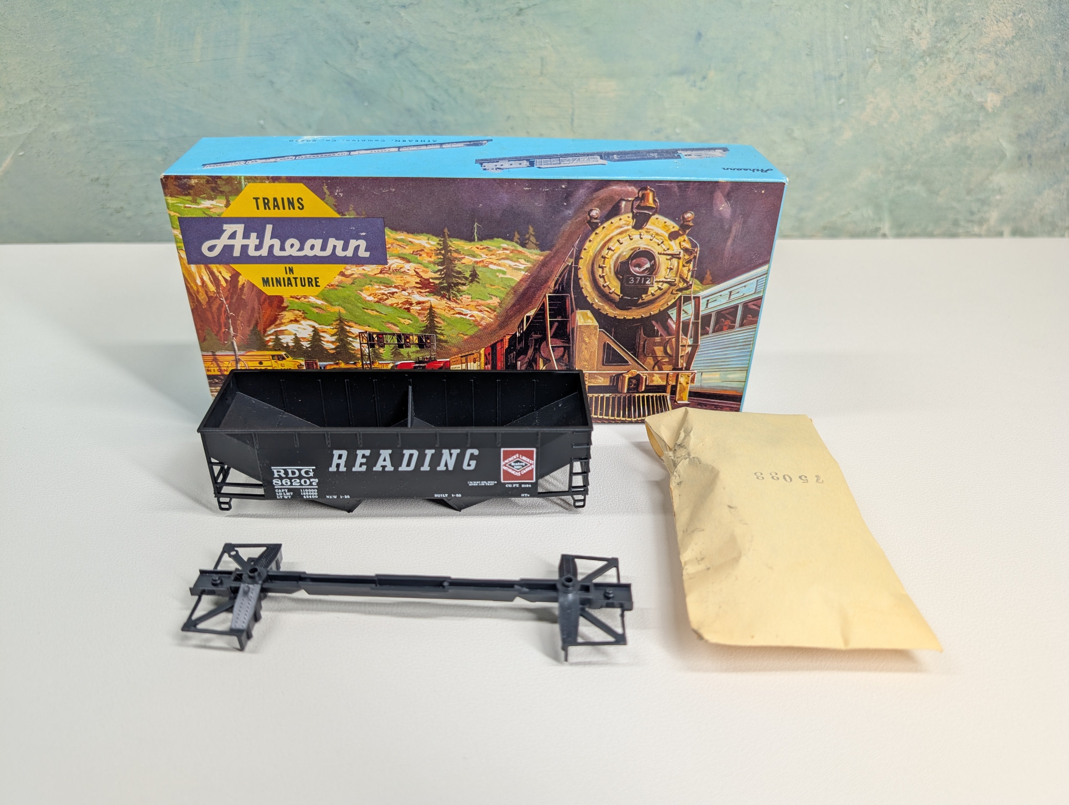 USED Athearn #1317-1 HO Scale 34' 2-Bay Flat-End Hopper Reading RDG #86207 Bev-Bel KIT