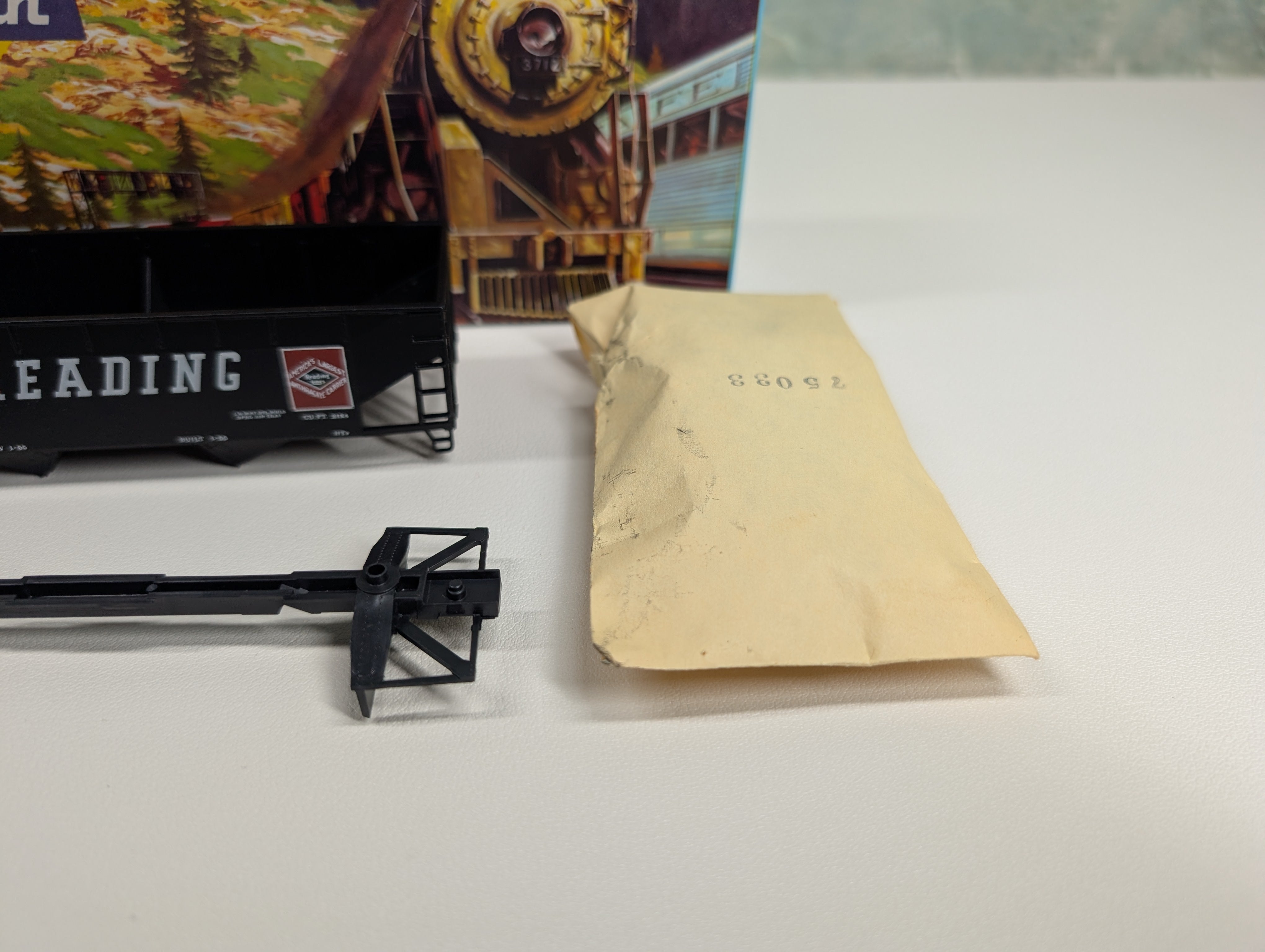 USED Athearn #1317-1 HO Scale 34' 2-Bay Flat-End Hopper Reading RDG #86207 Bev-Bel KIT