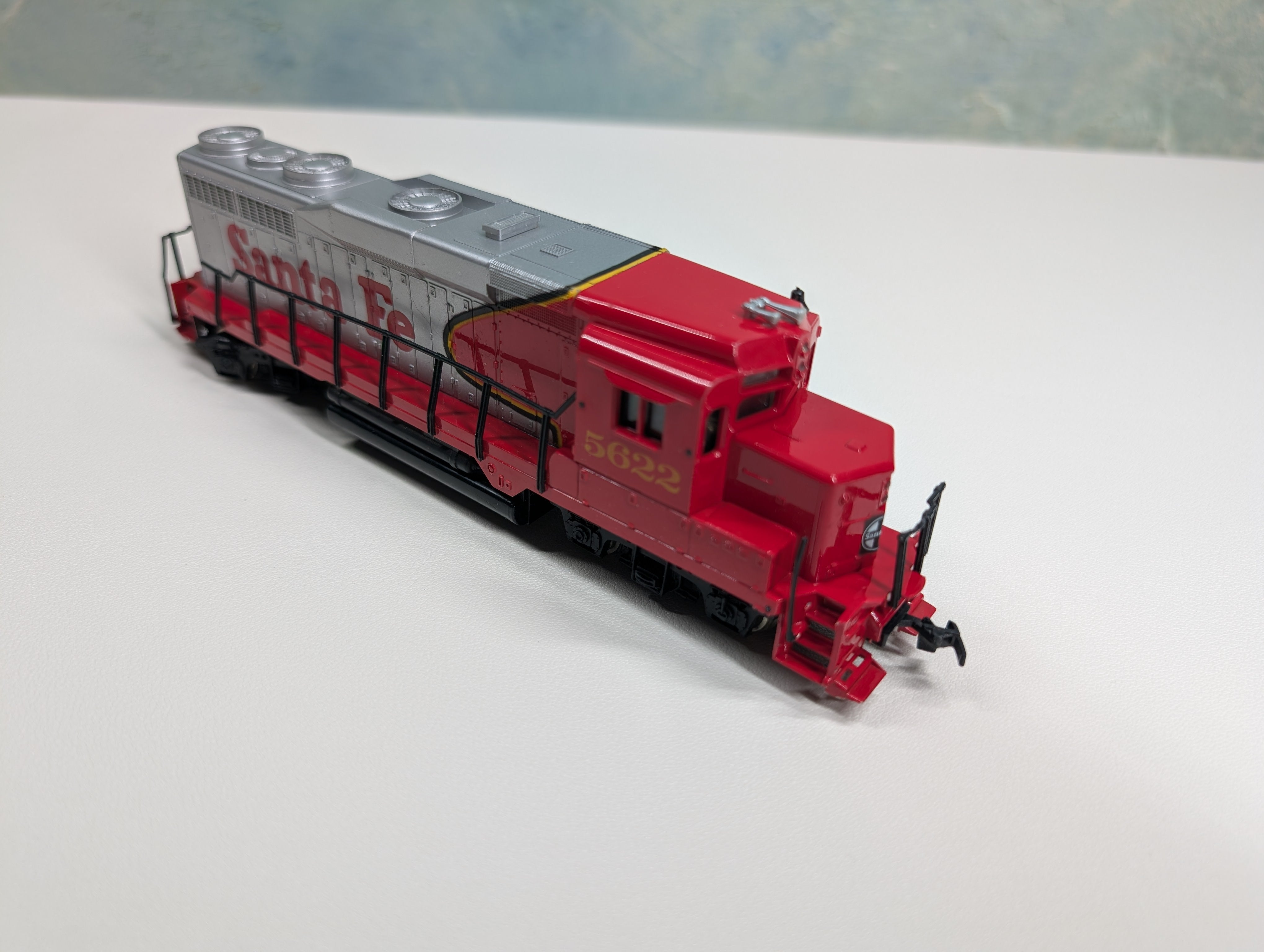 USED Bachmann HO Scale GP30 Diesel Locomotive Santa Fe #5622 Runs DC