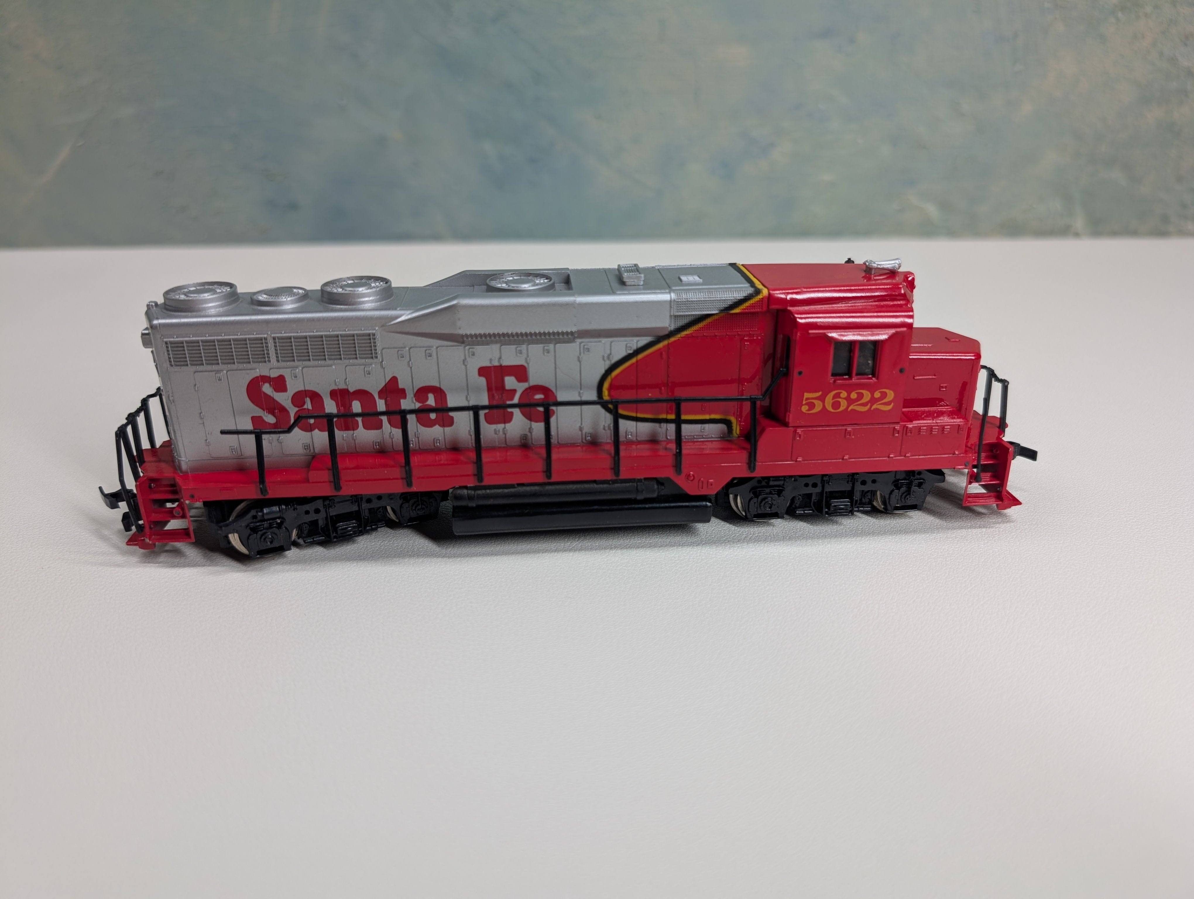 USED Bachmann HO Scale GP30 Diesel Locomotive Santa Fe #5622 Runs DC