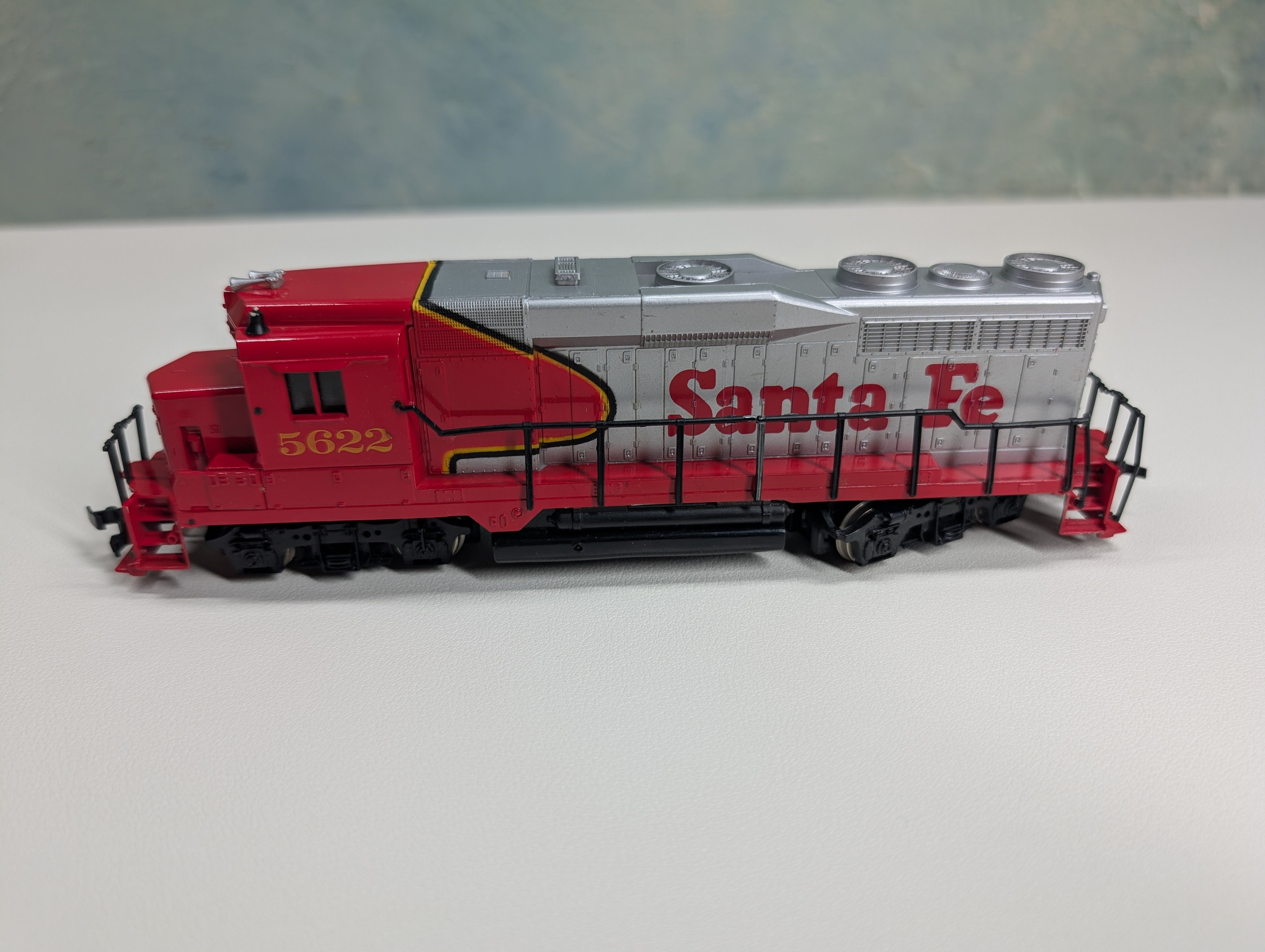USED Bachmann HO Scale GP30 Diesel Locomotive Santa Fe #5622 Runs DC