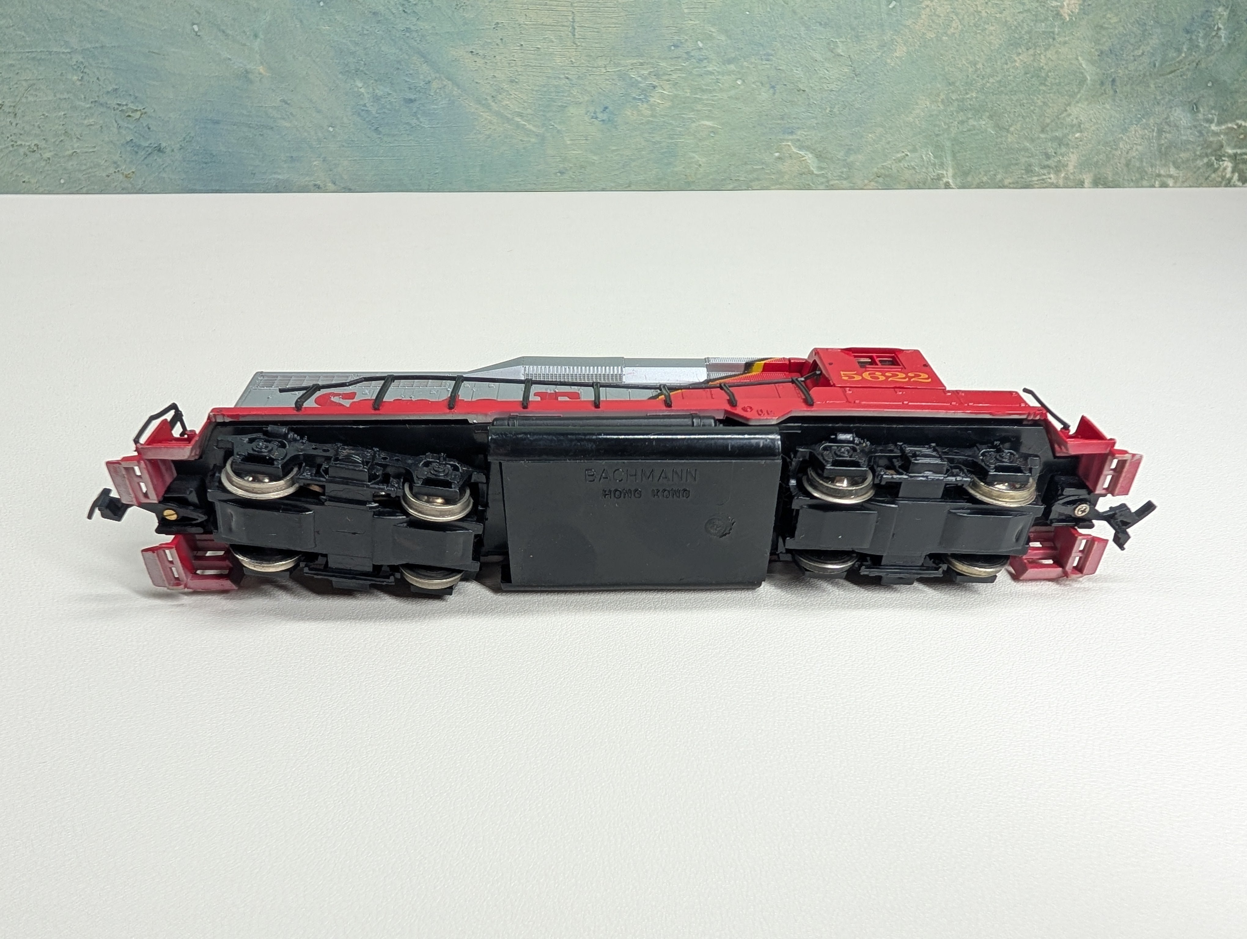 USED Bachmann HO Scale GP30 Diesel Locomotive Santa Fe #5622 Runs DC